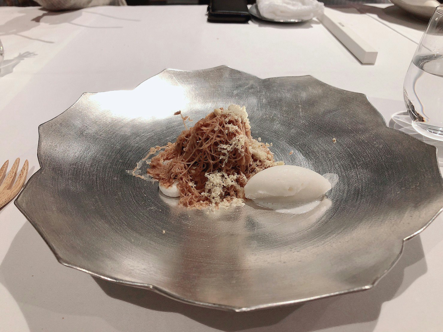 Dessert auf einer silberfarbenen Servierschale