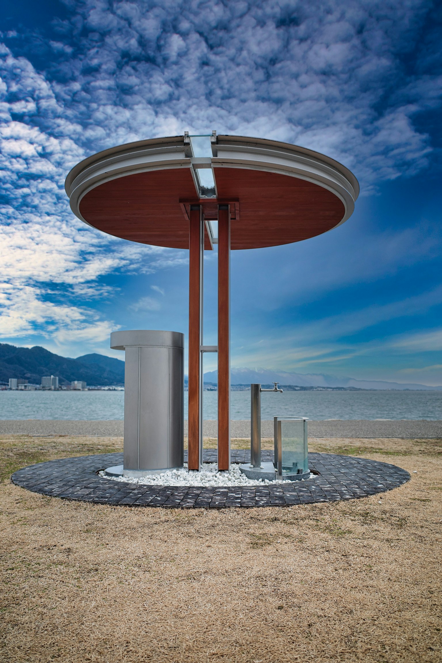 现代结构带圆形屋顶立在海滩上蓝天和海洋背景