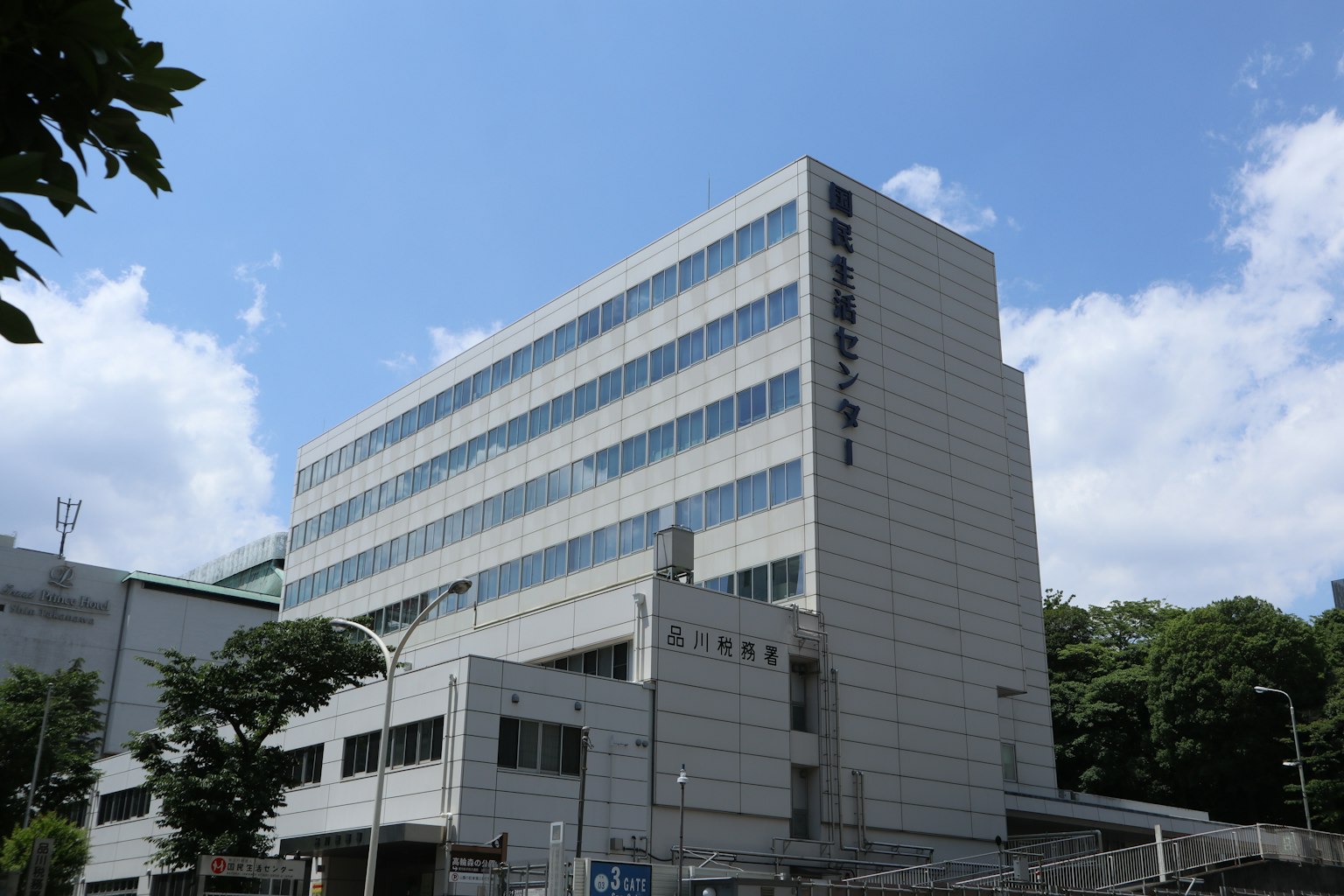 現代建築，白色外牆和藍天