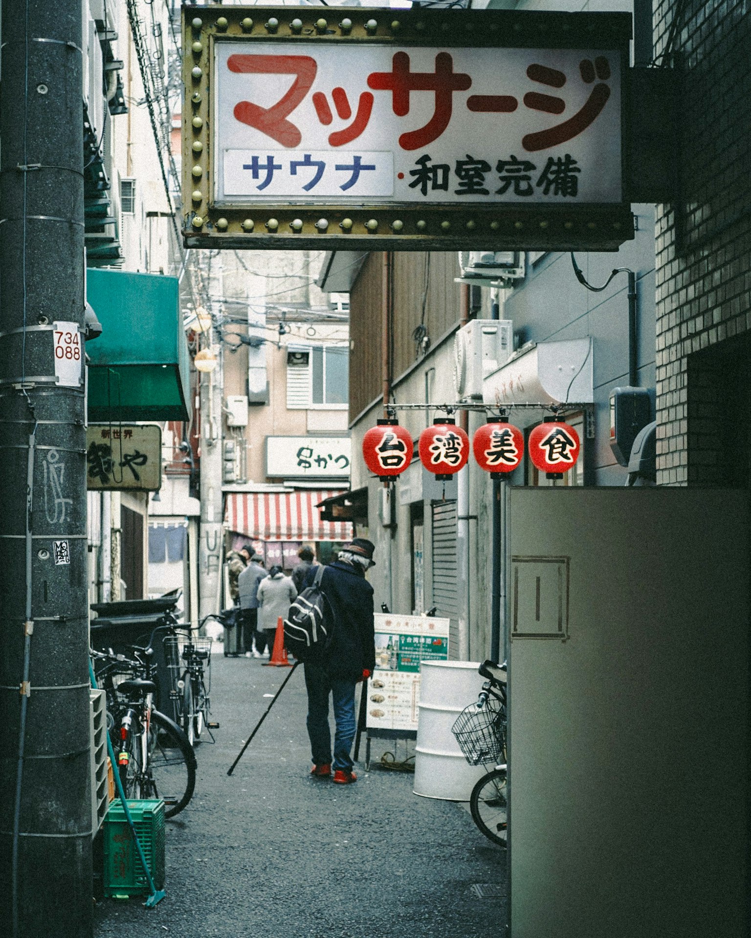 ซอยแคบที่มีป้ายร้านนวดมองเห็นได้
