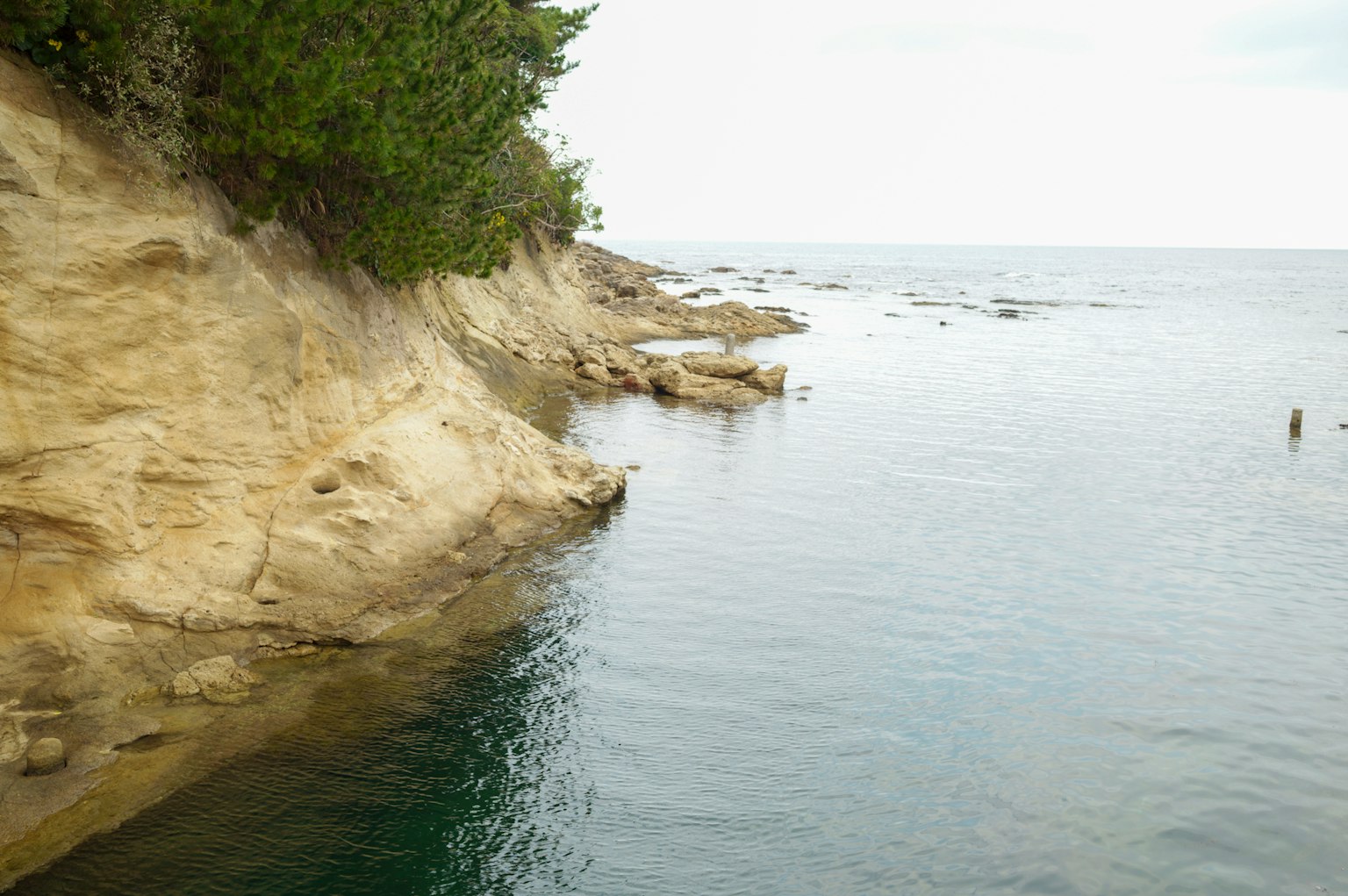 寧靜的海岸風景，岩石海岸和靜謐的水面