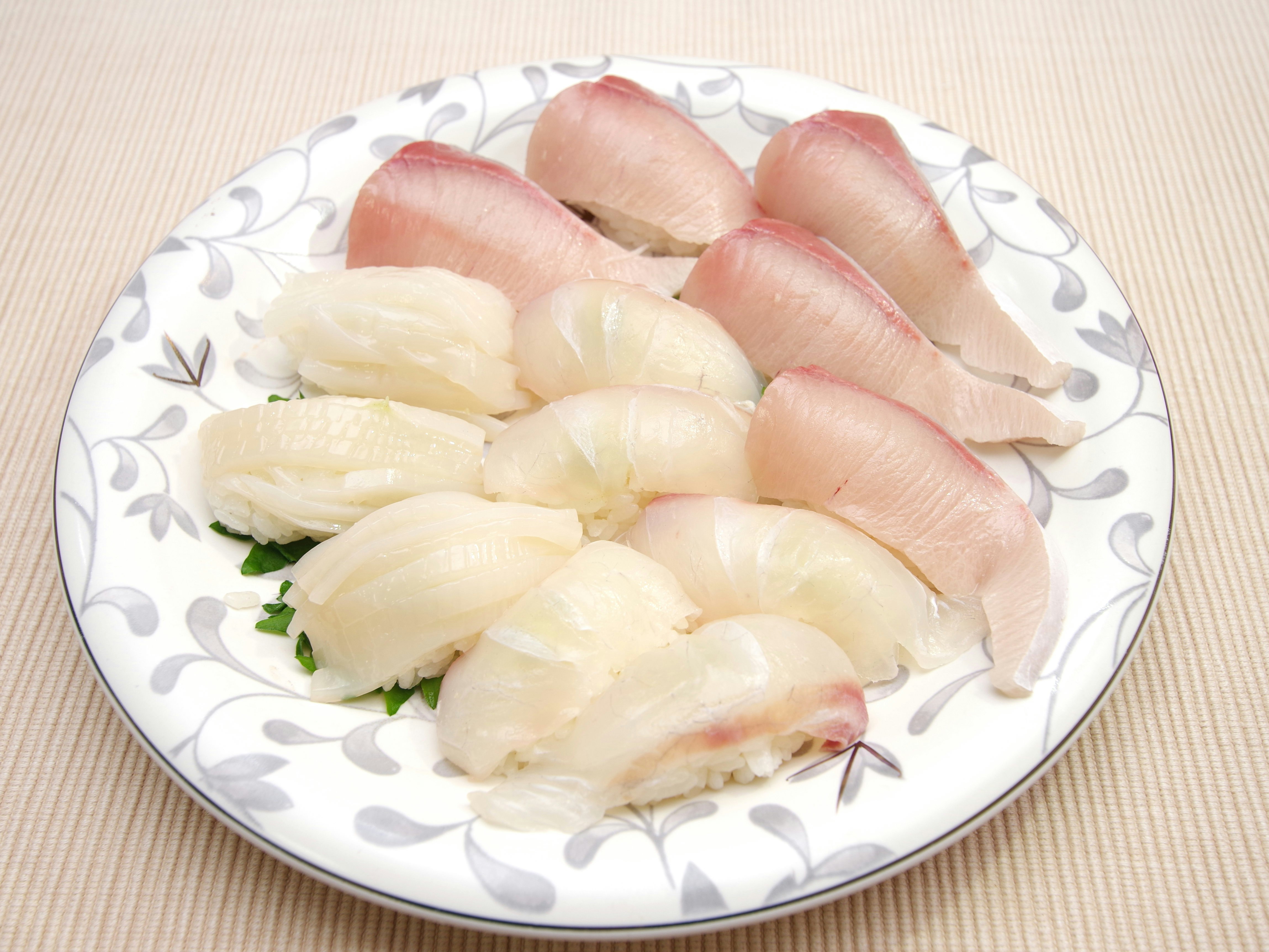 皿に盛られた白身魚の刺身