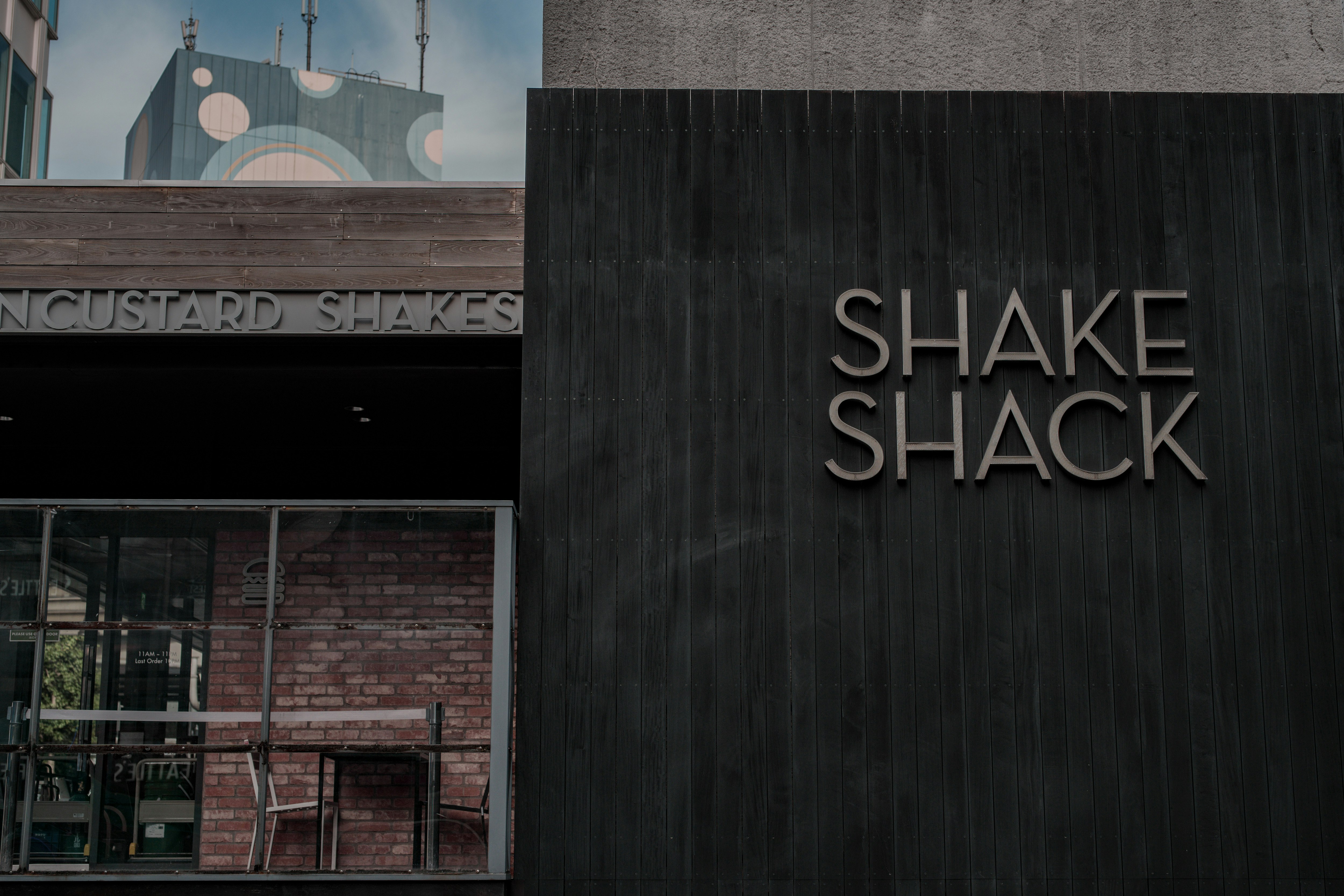 街頭店面外牆上的 SHAKE SHACK 招牌