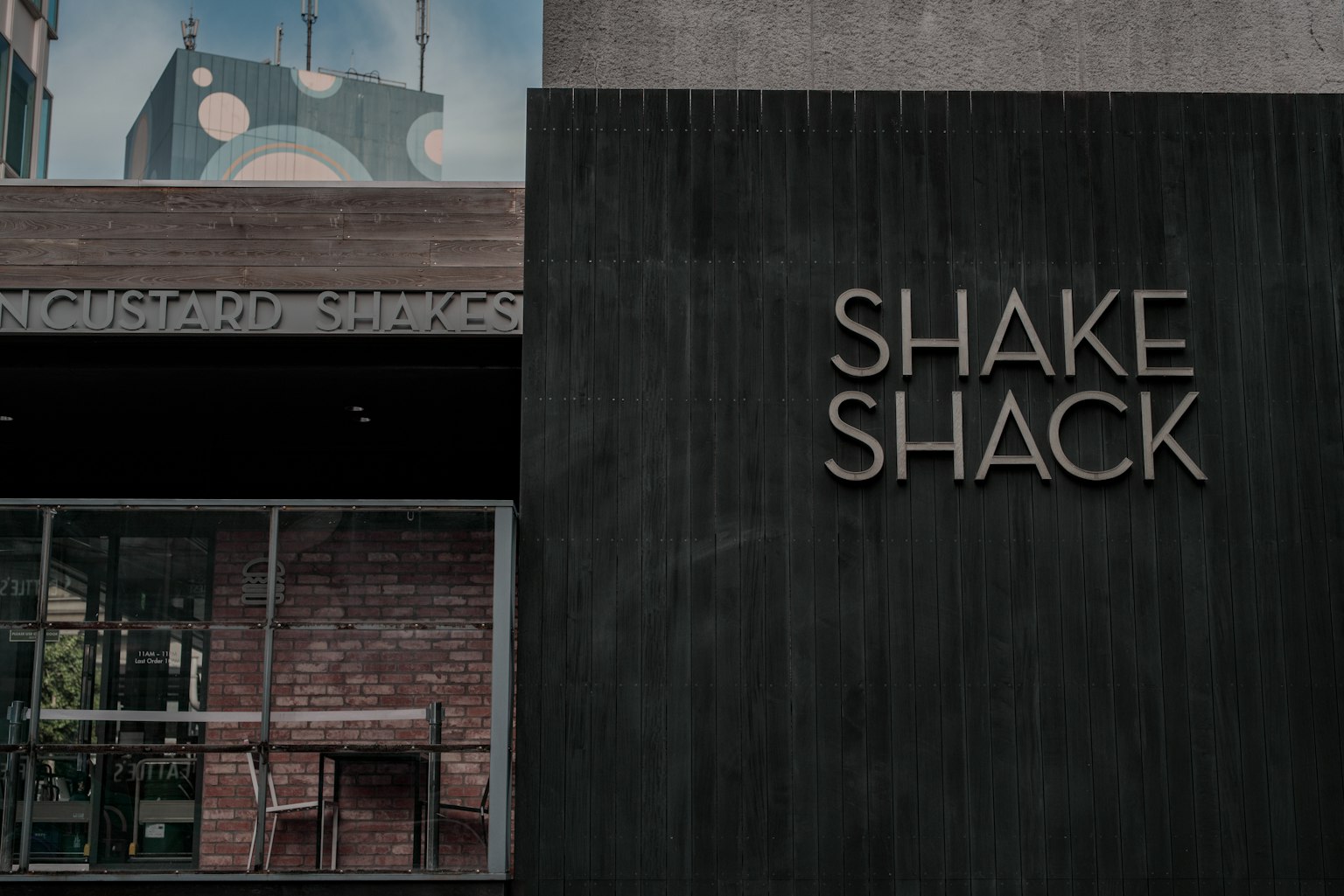 Cartel de Shake Shack con exterior de edificio moderno