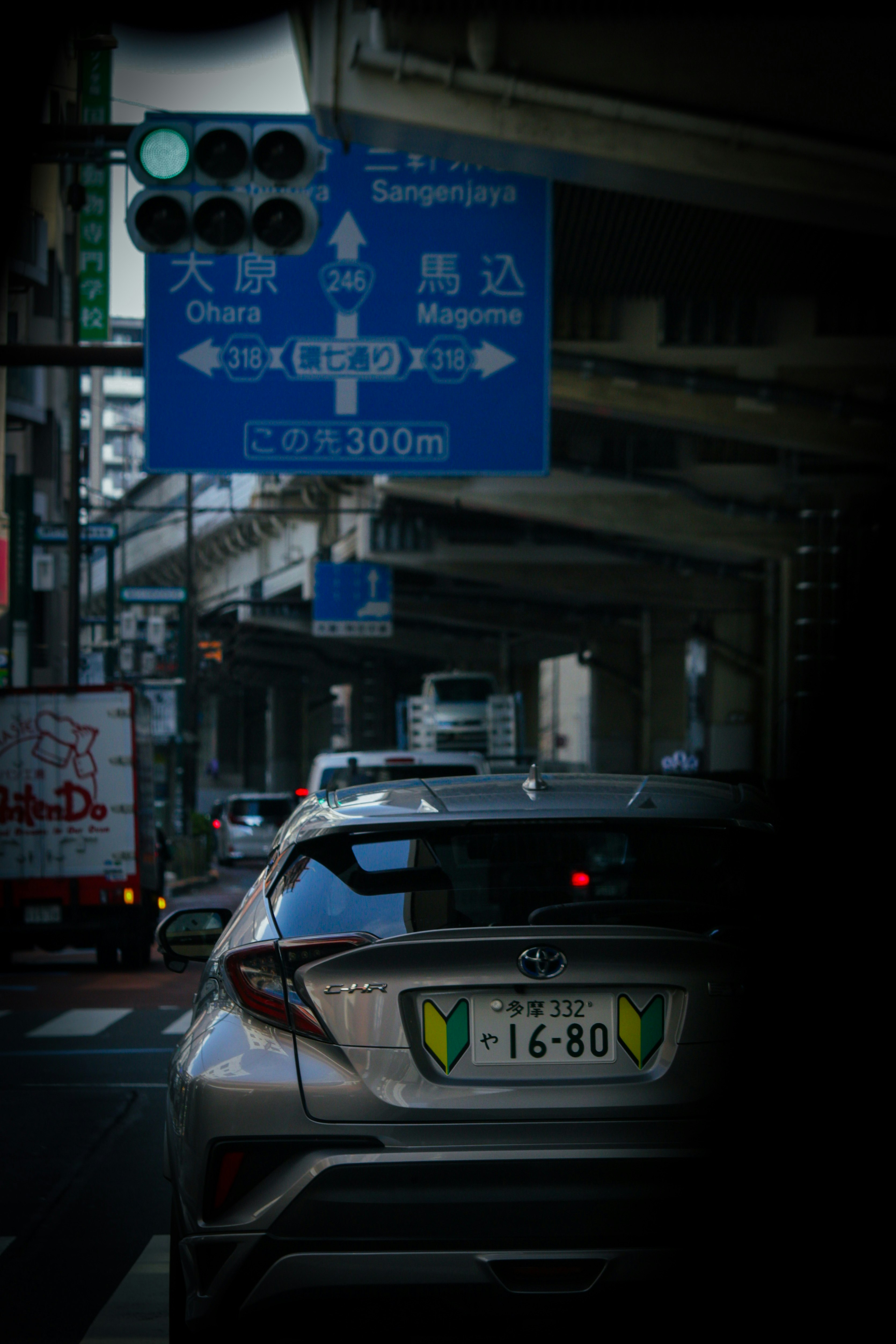 从车头枕之间看到的高架下道路景象