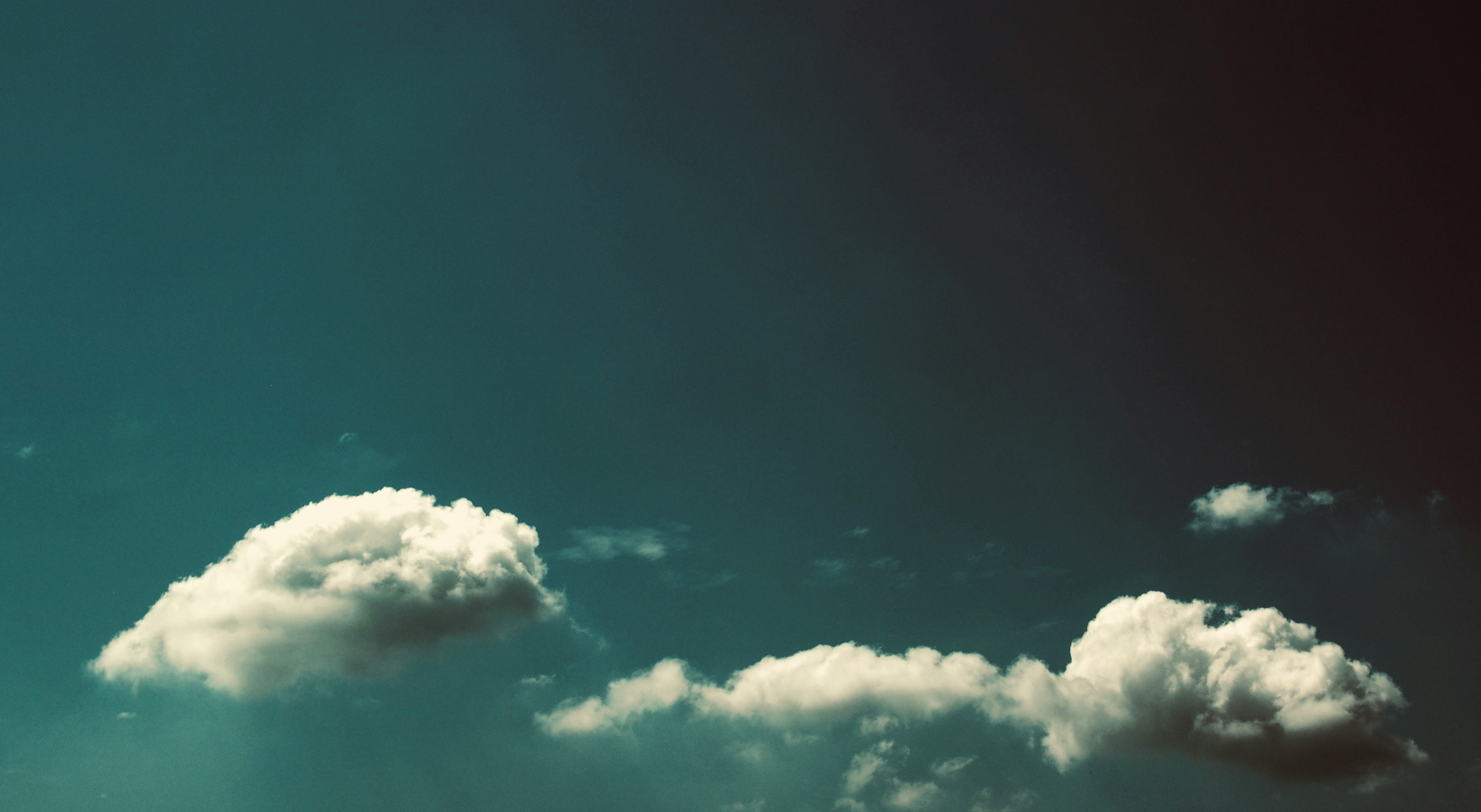 gros plan de nuages flottant dans un ciel teinté de turquoise