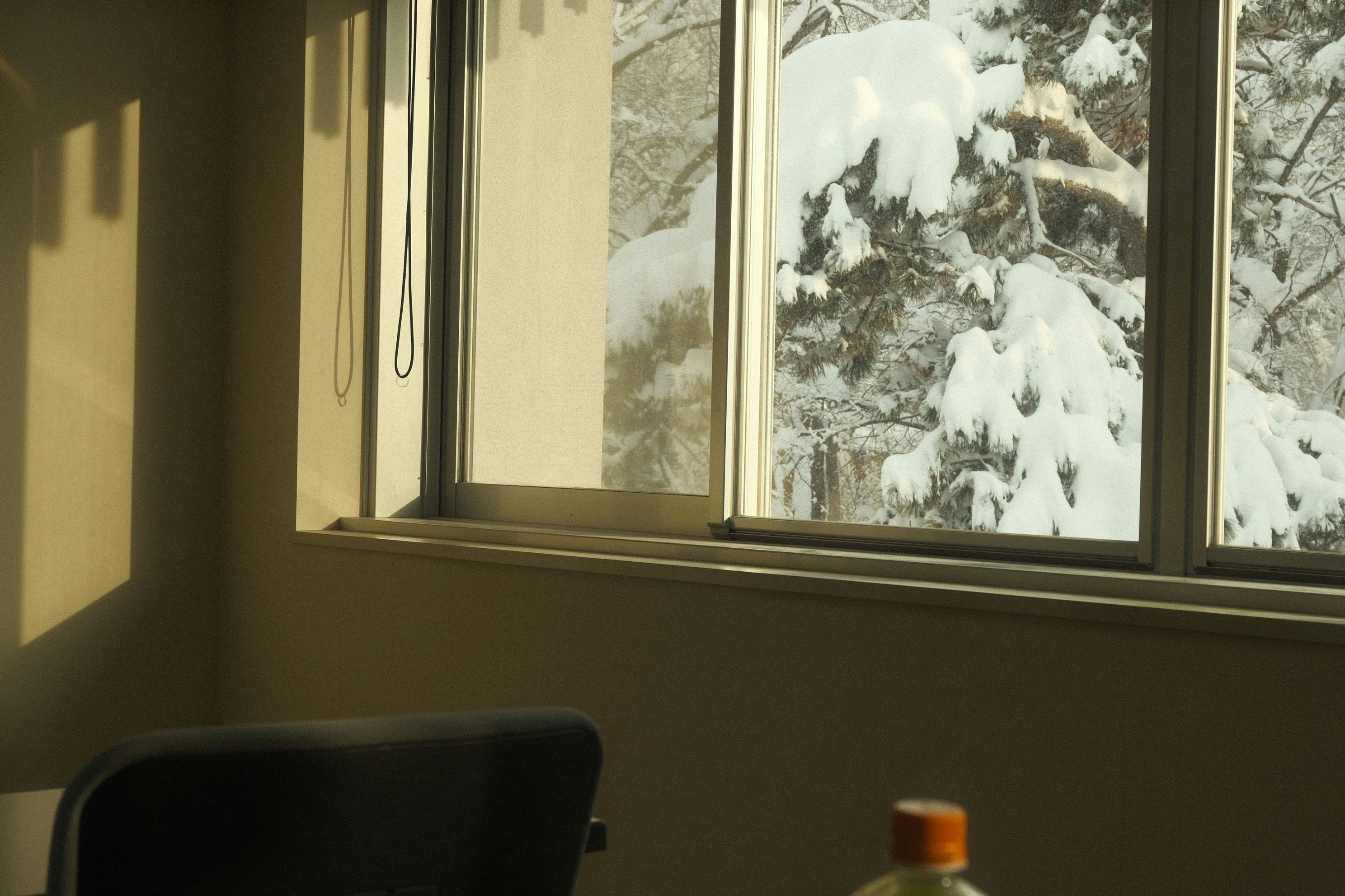 pannello dell’esposizione « Kanji Class » dell’Università di Hokkaido con vista innevata dalla finestra
