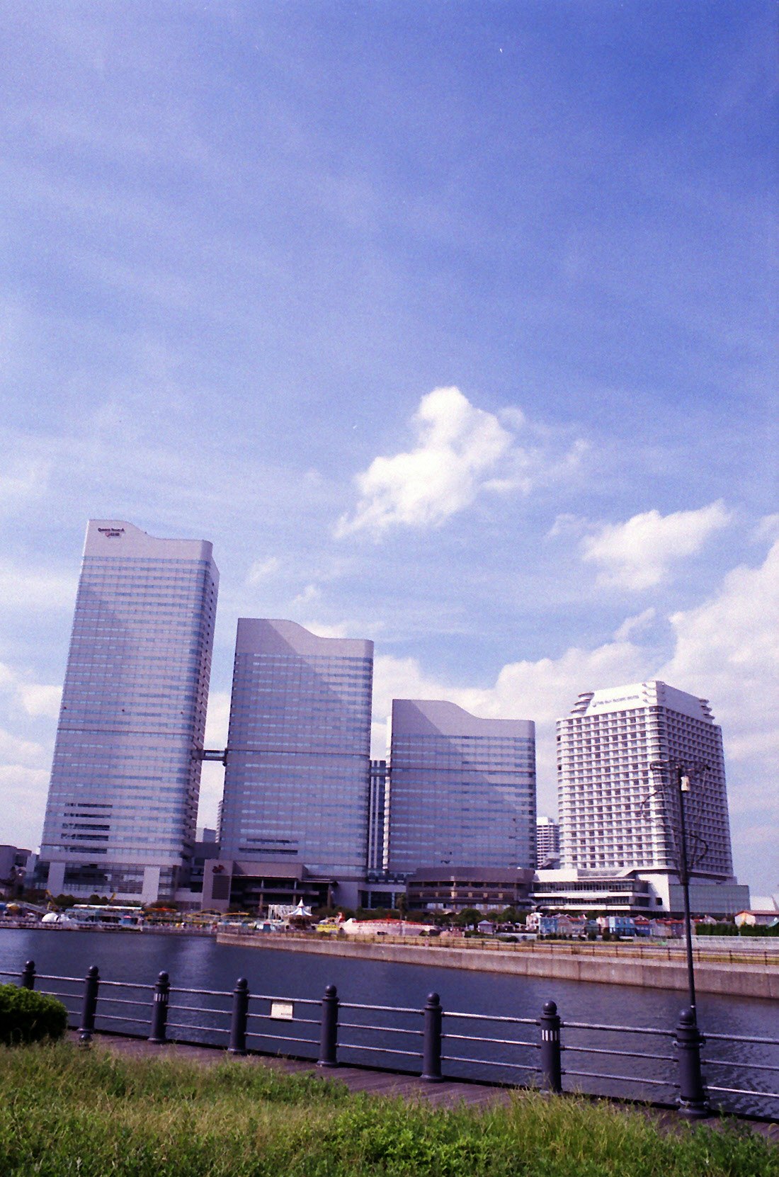 川沿いに並ぶ近未来的な高層ビル群の風景