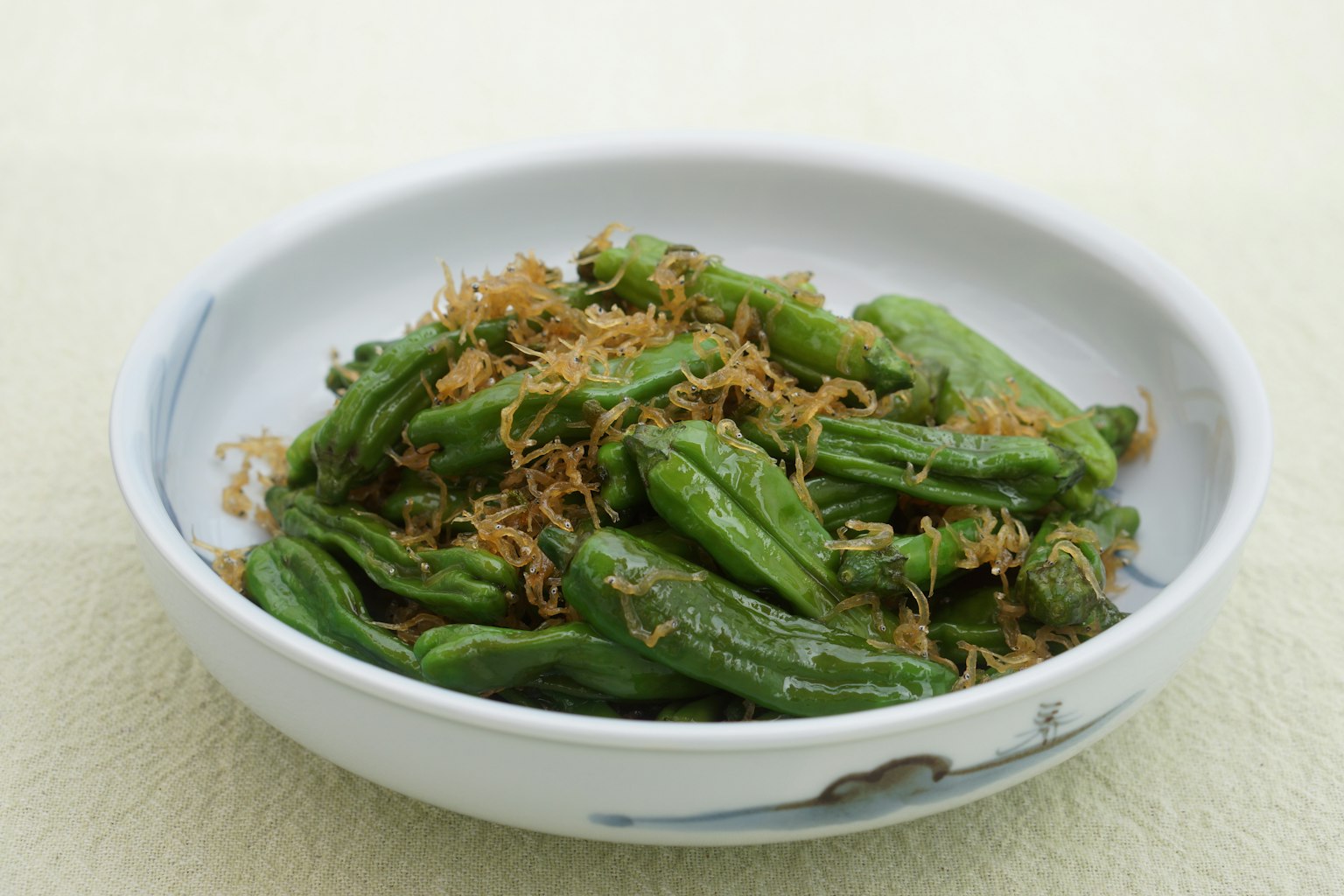 一碗炒青椒，上面撒有乾魚片