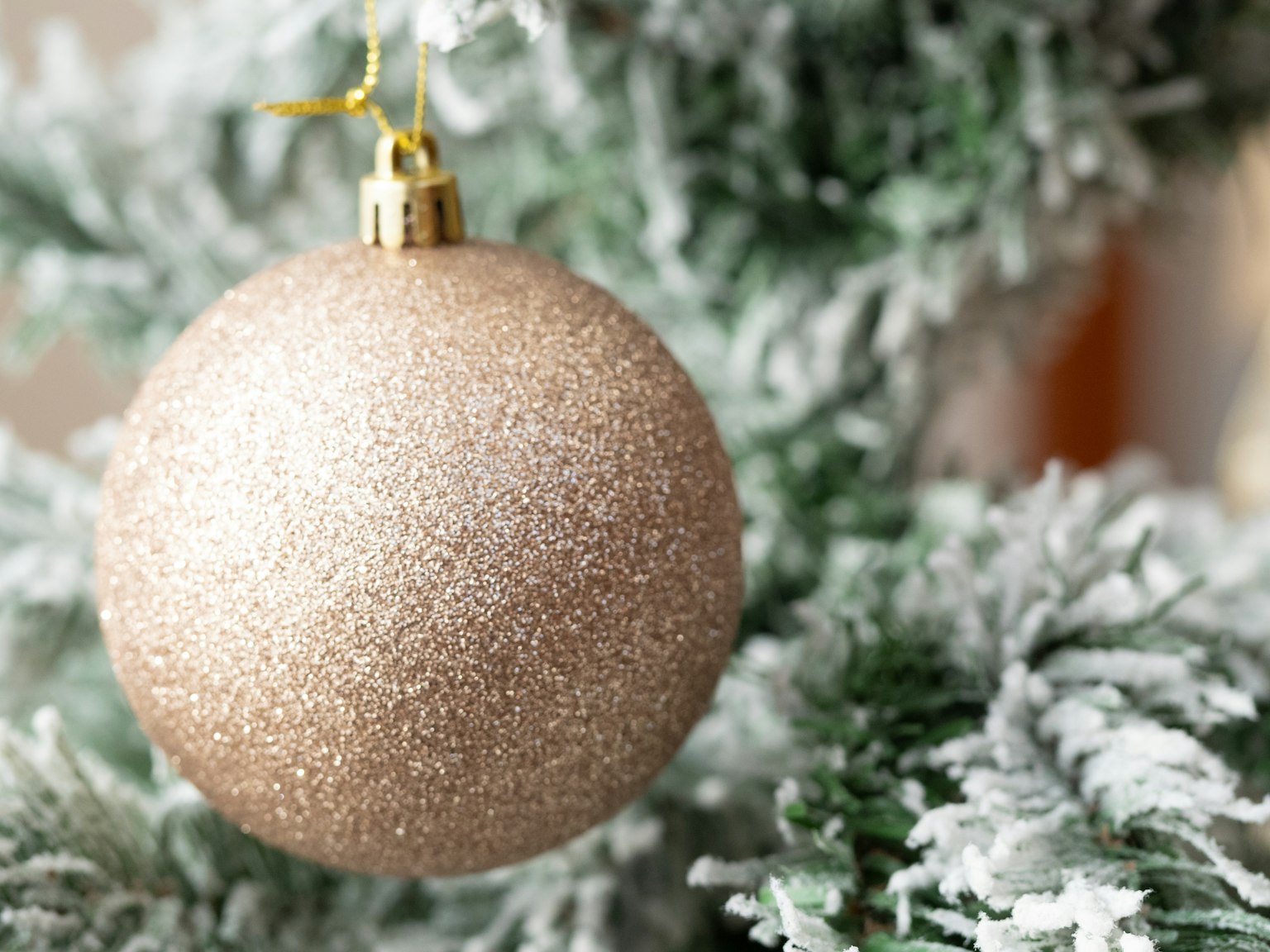 Trang trí lấp lánh màu vàng treo trên cây thông Noel