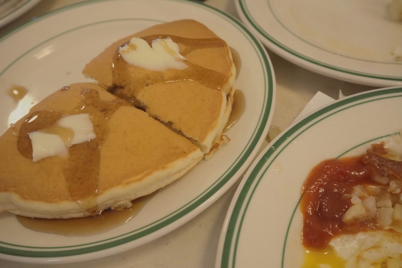Piatto di pancake con burro e sciroppo