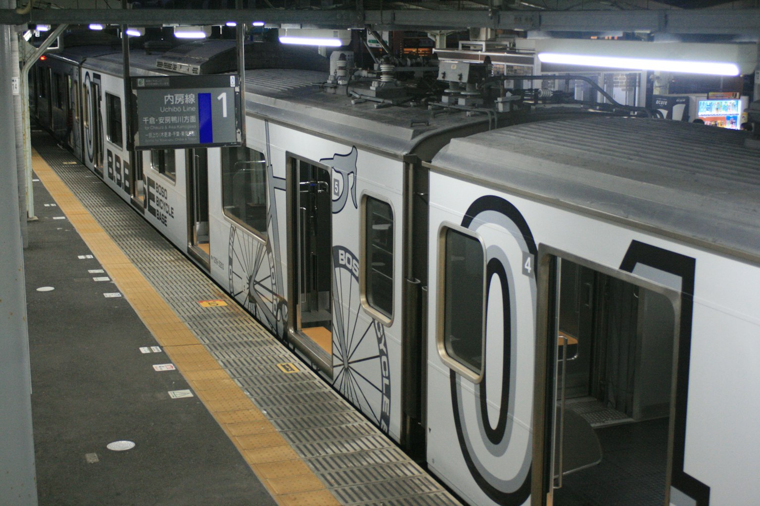 一列停靠在車站的火車，側面有大數字設計