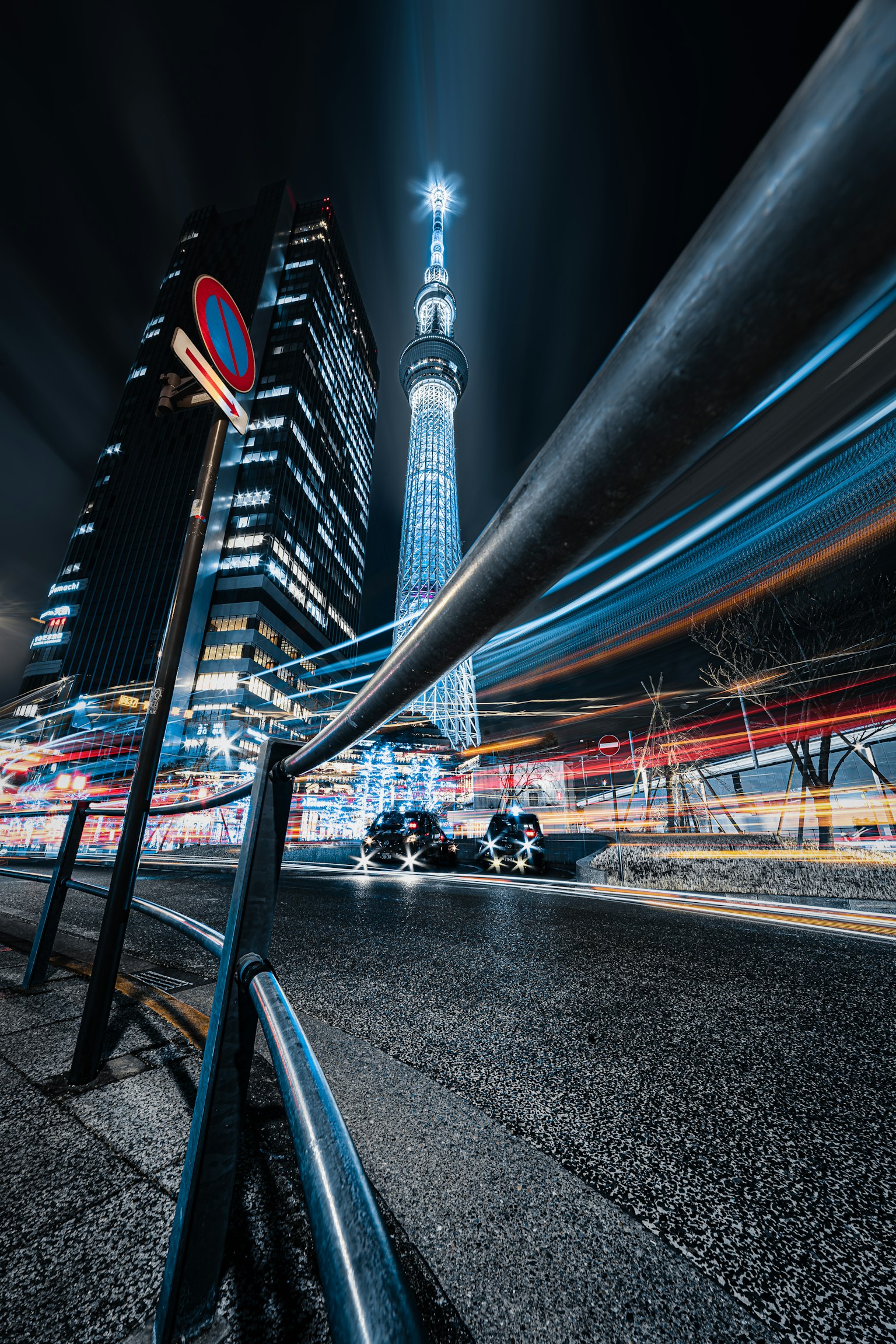 東京スカイツリーの夜景と流れる車のライト