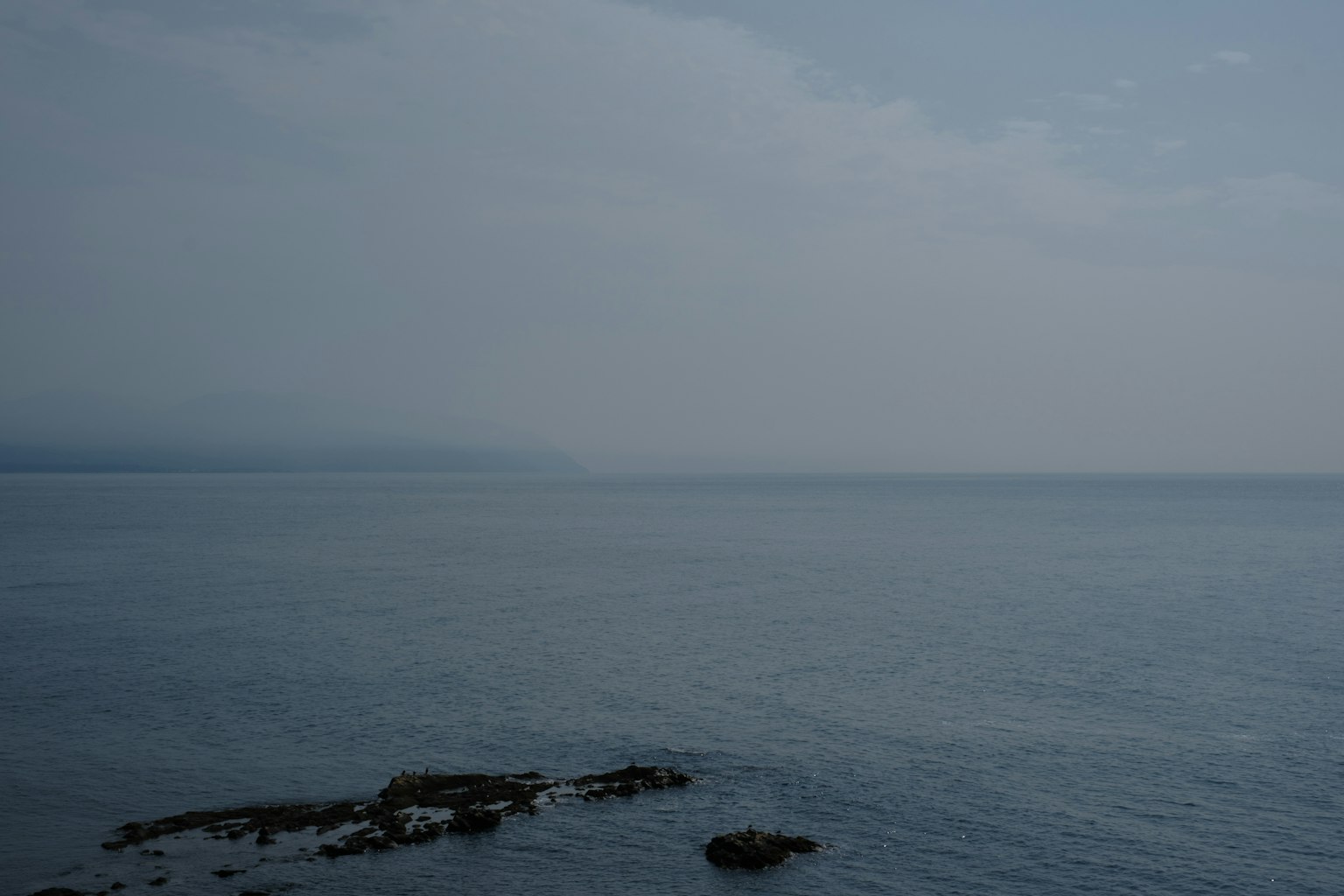 Mare calmo con cielo nuvoloso