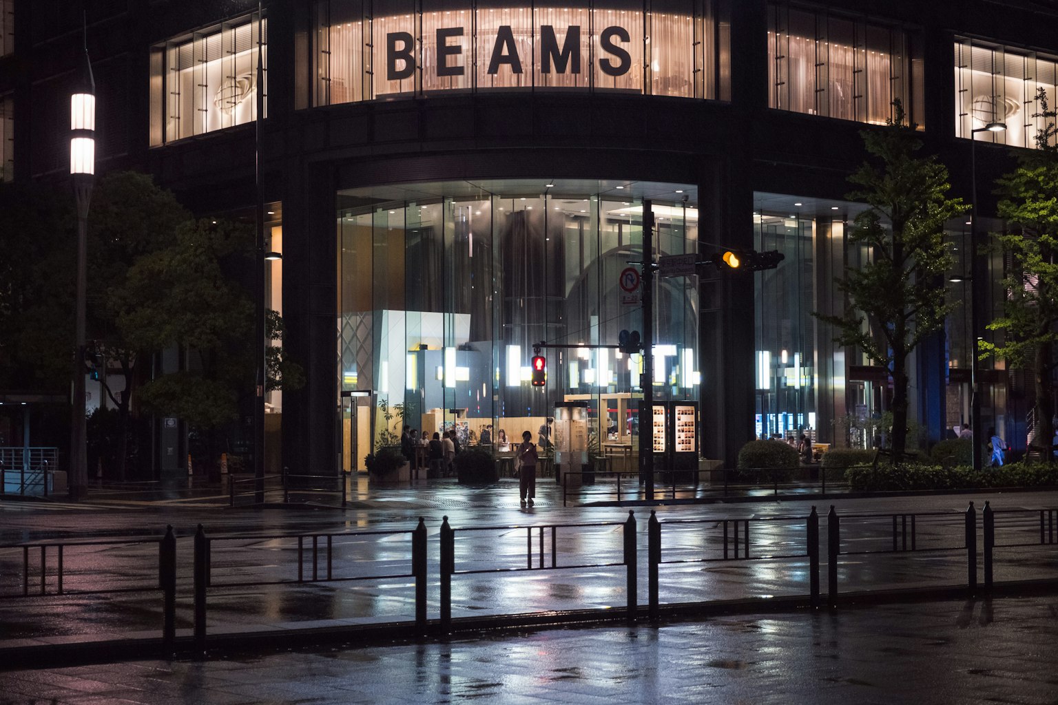 夜間視角的BEAMS商店，玻璃外觀