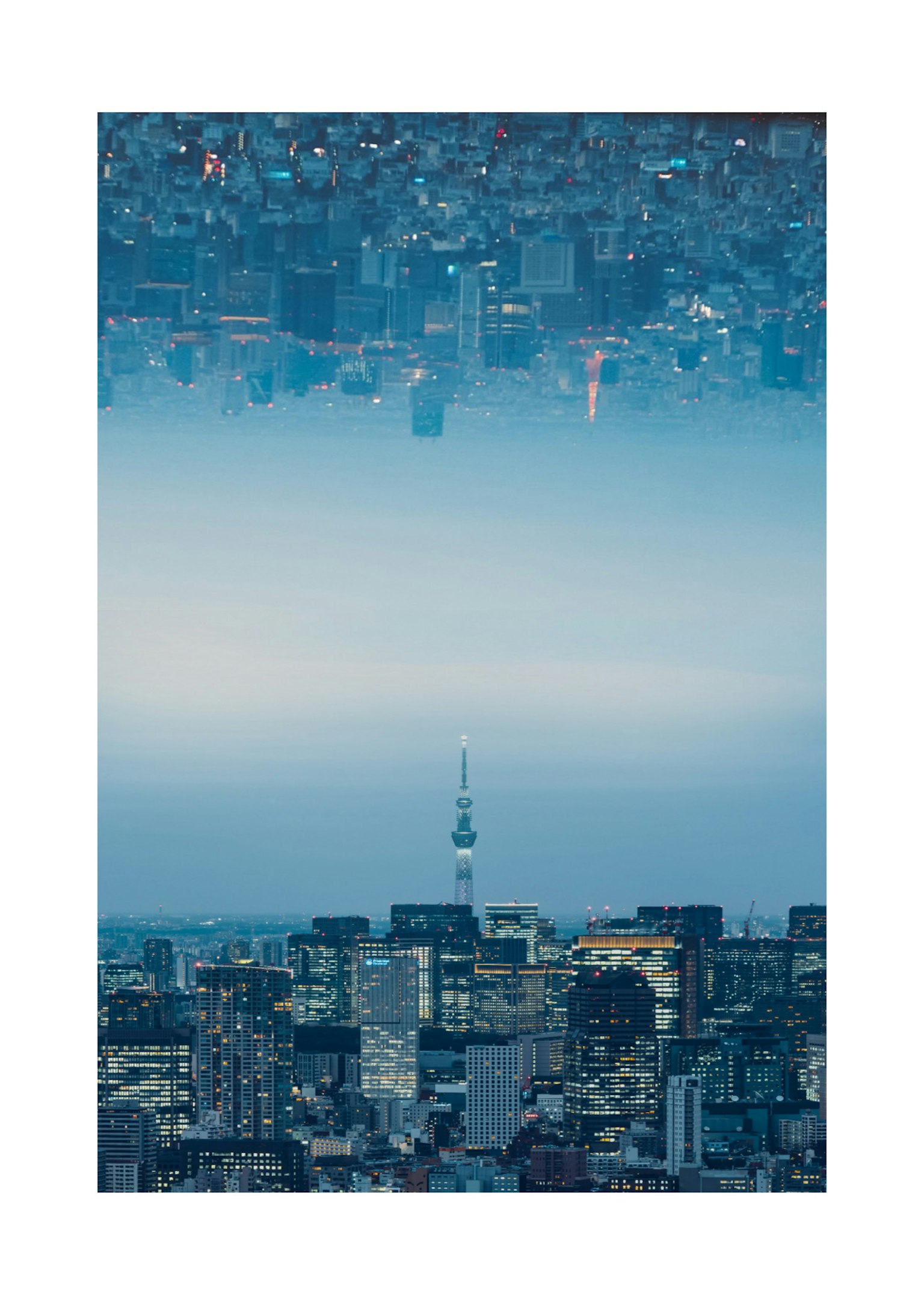 Vista al revés del horizonte de Tokio con la Tokyo Skytree