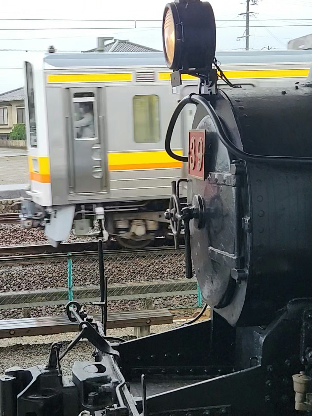 avant d’une locomotive à vapeur et attelage sur des voies ferrées