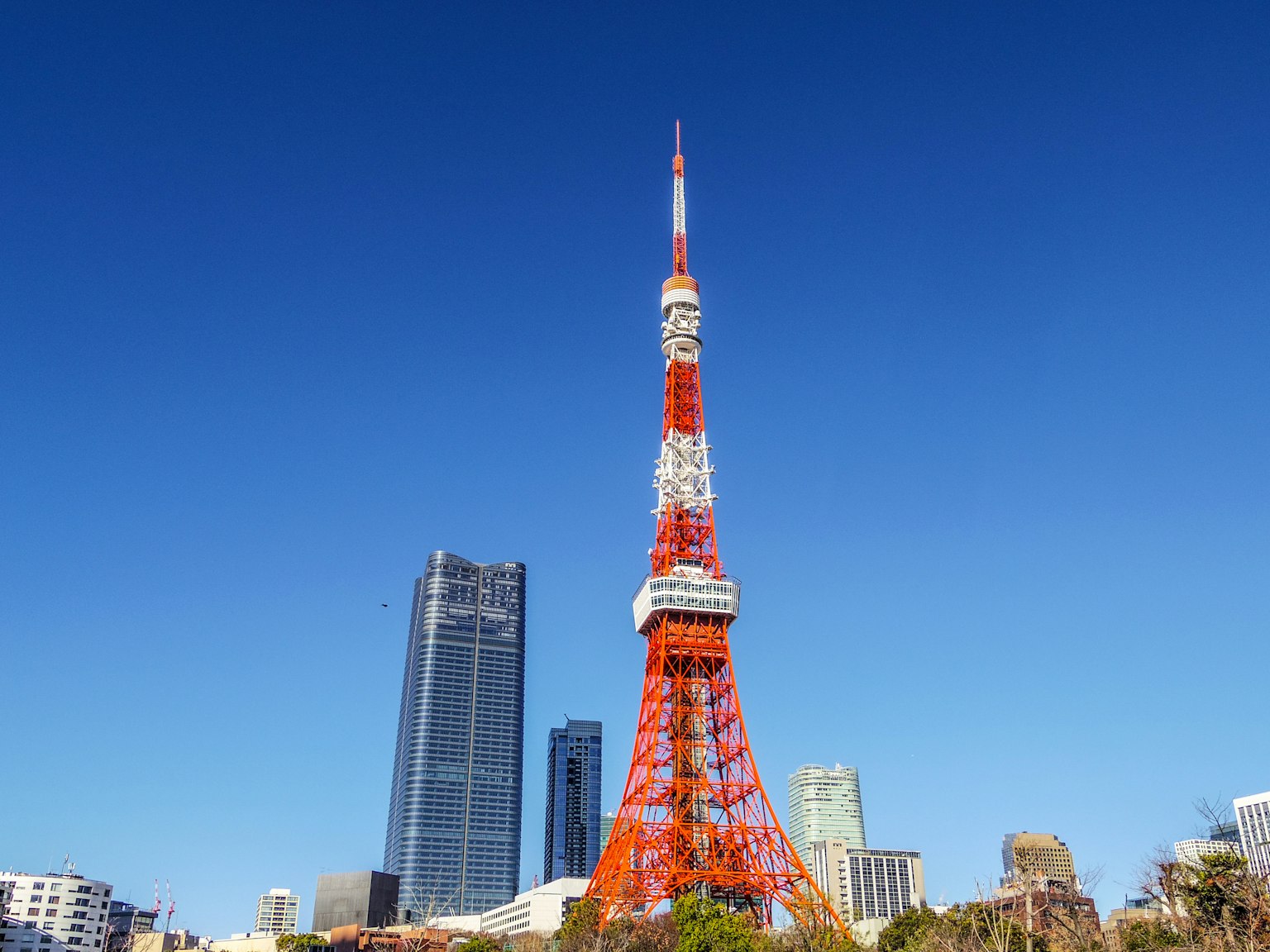 Tháp Tokyo dưới bầu trời xanh rõ ràng với đường chân trời đô thị