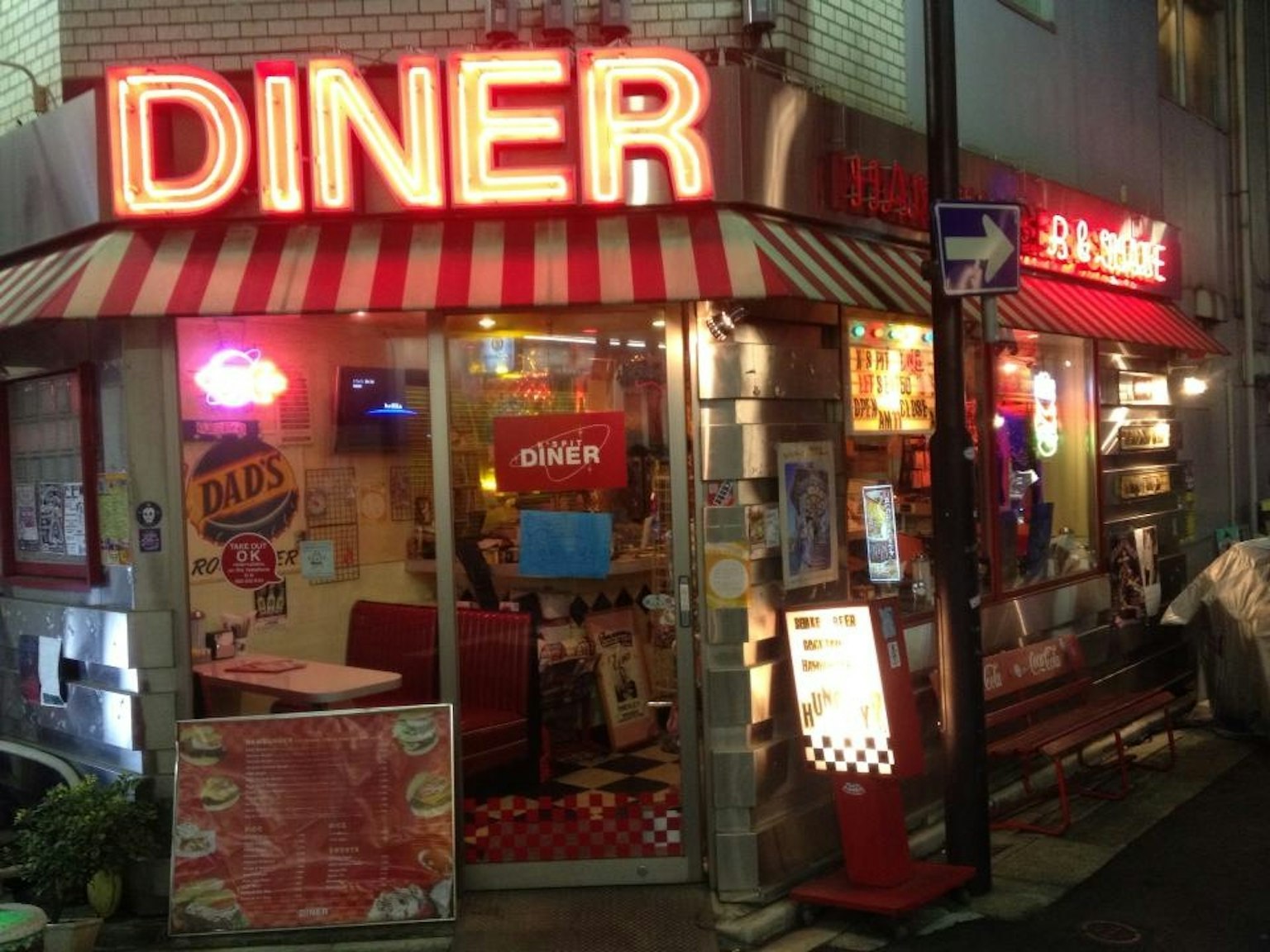 夜晚紅色招牌的餐廳外觀