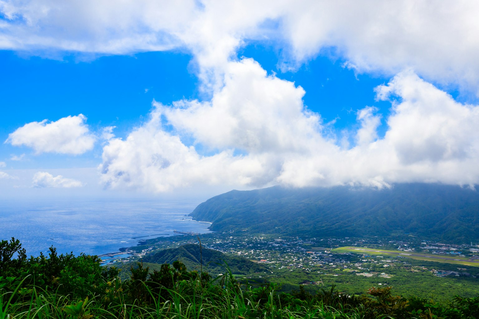 藍天和白雲的風景 俯瞰海岸線和山脈的景色