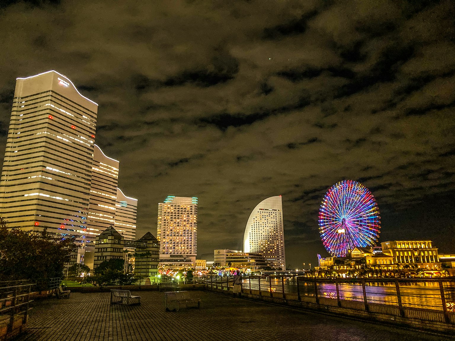 Pemandangan malam gedung pencakar langit Yokohama dan roda raksasa