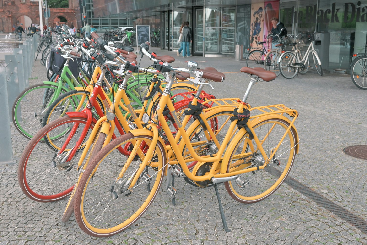 Biciclette colorate allineate biciclette gialle rosse verdi spiccano