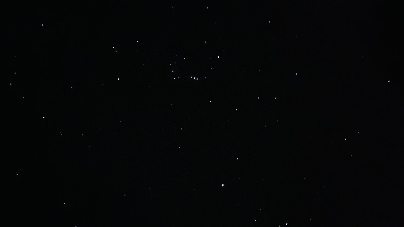 Une vue magnifique du ciel nocturne rempli d'étoiles scintillantes