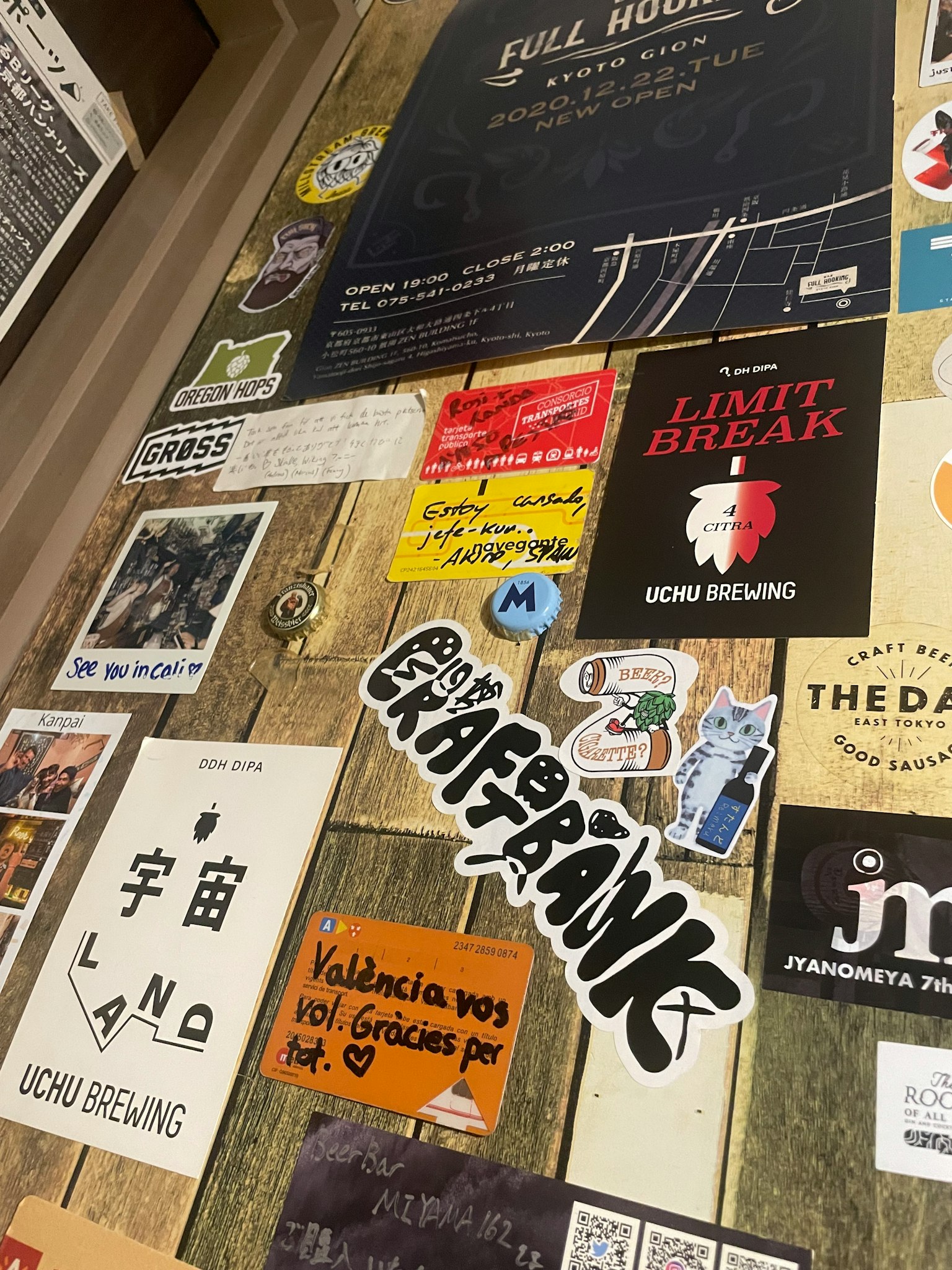 Eine Sammlung verschiedener Poster und Aufkleber an einer Wand
