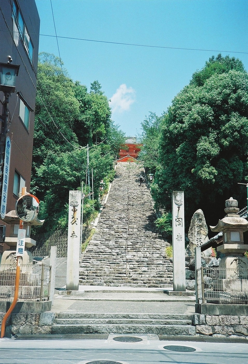 石段の参道と鳥居のある神社の入口