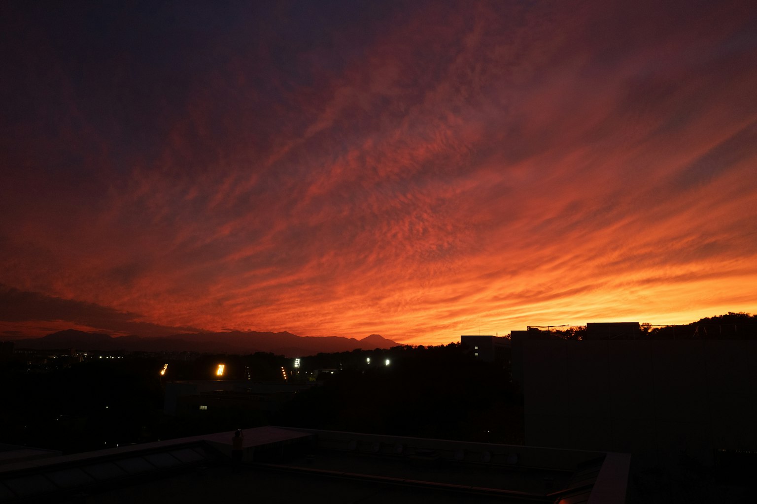 美しい夕焼けの空が広がるシルエットの風景