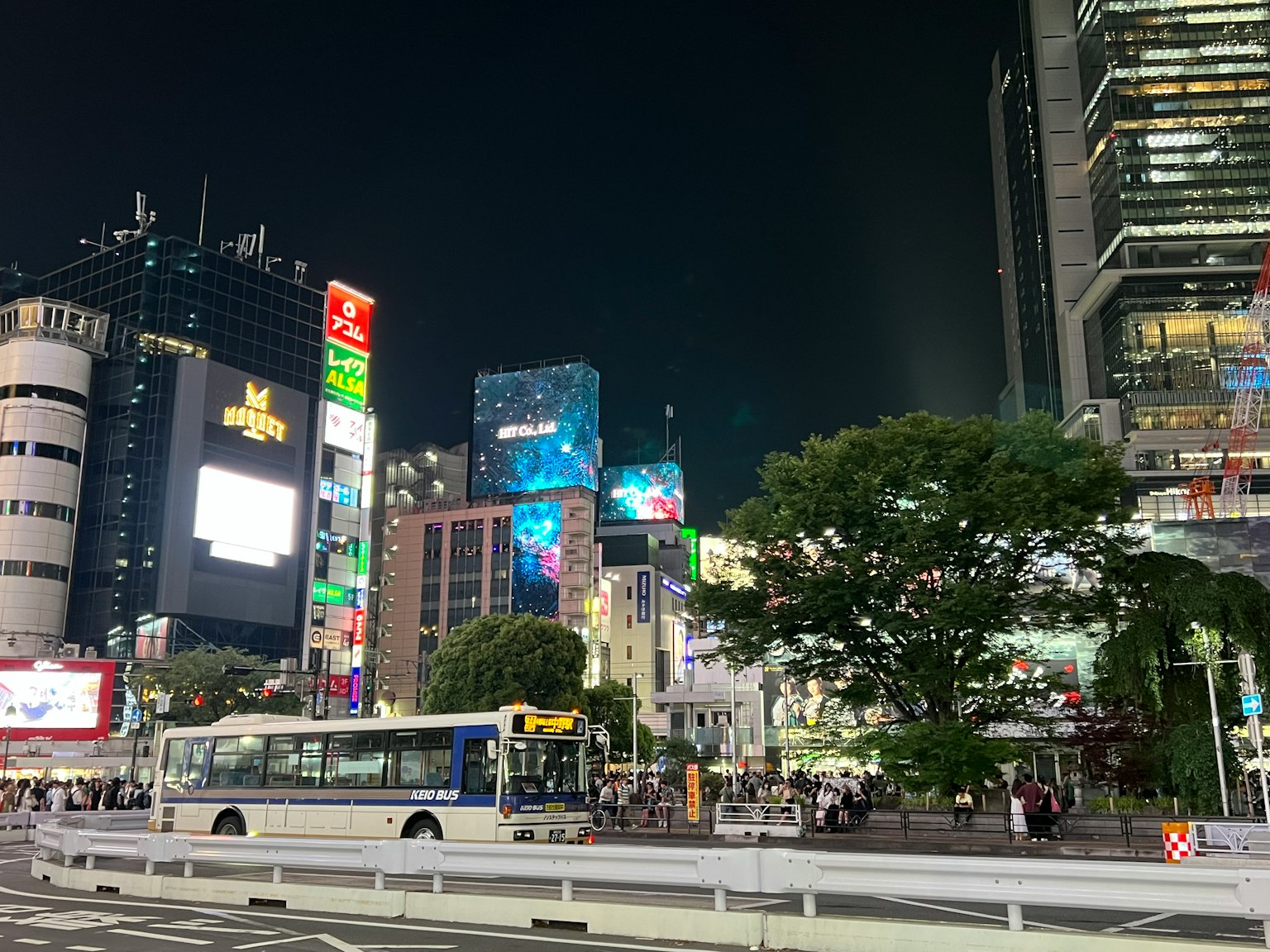Vista notturna di Shibuya con edifici e pubblicità vivaci