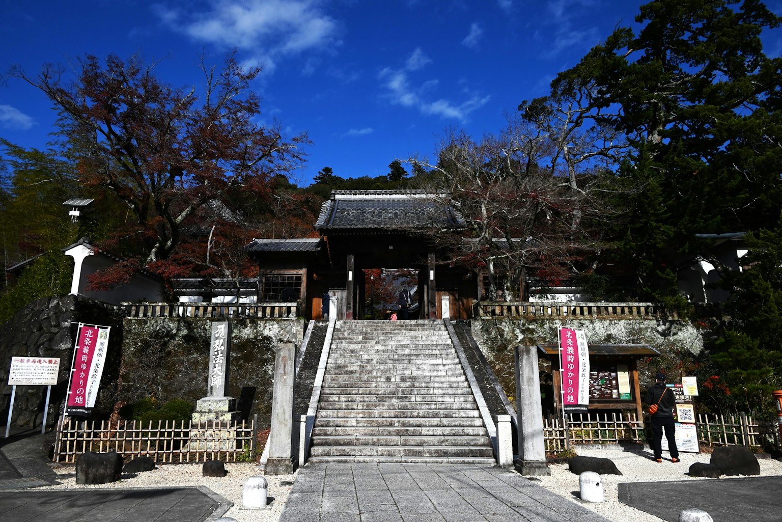 Ingresso di un tempio storico con scale sotto un cielo blu