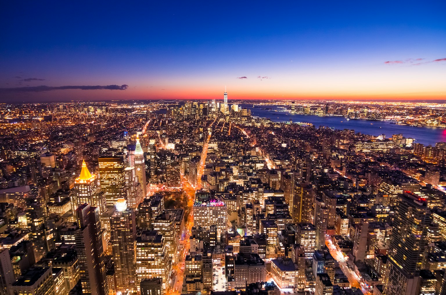 Vista panoramica di New York di notte luci della città brillanti e cielo blu-viola