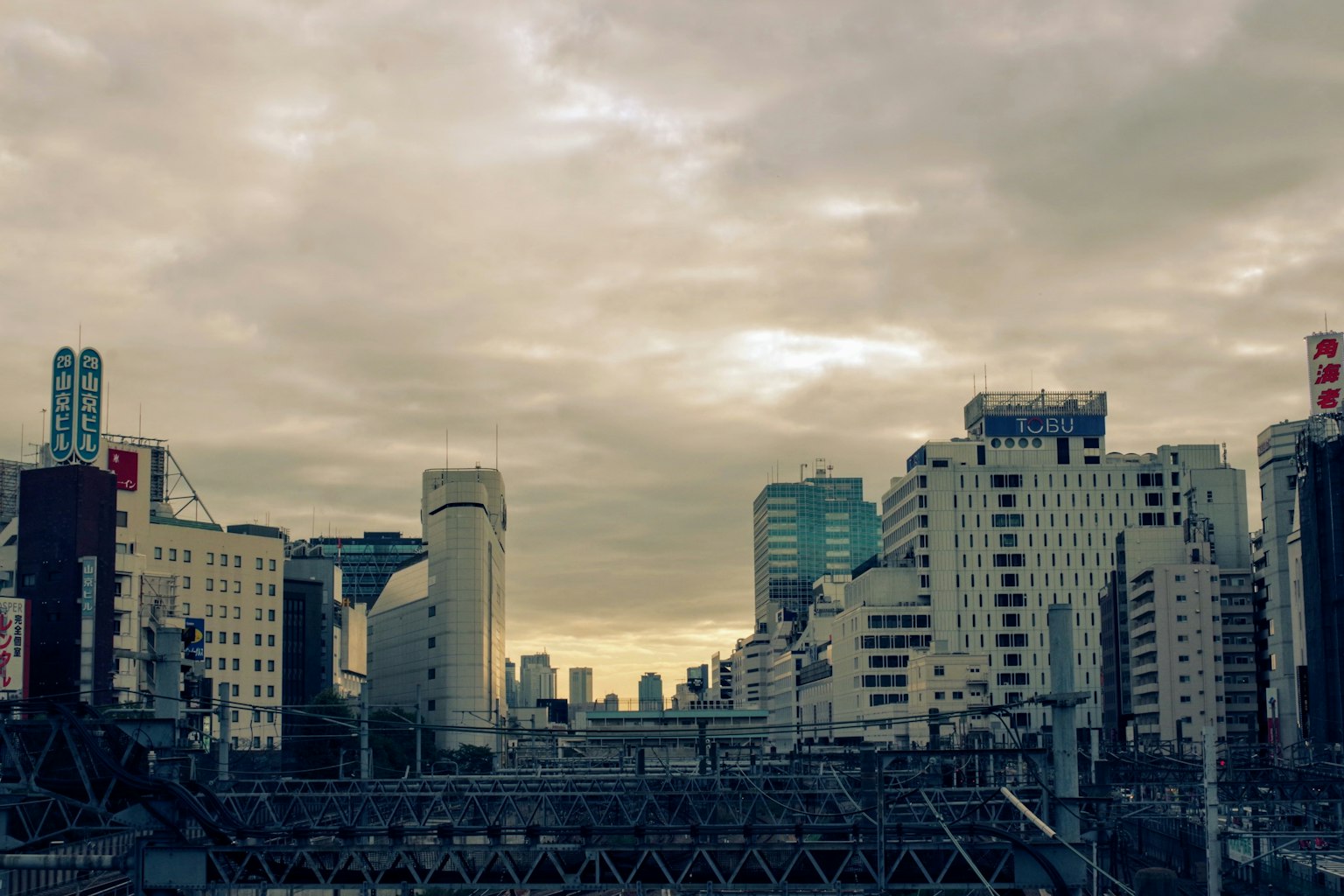 阴云密布的天空下的城市天际线与高楼大厦