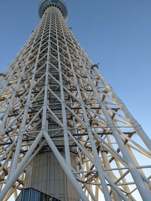 Exterior de una torre alta contra un cielo azul