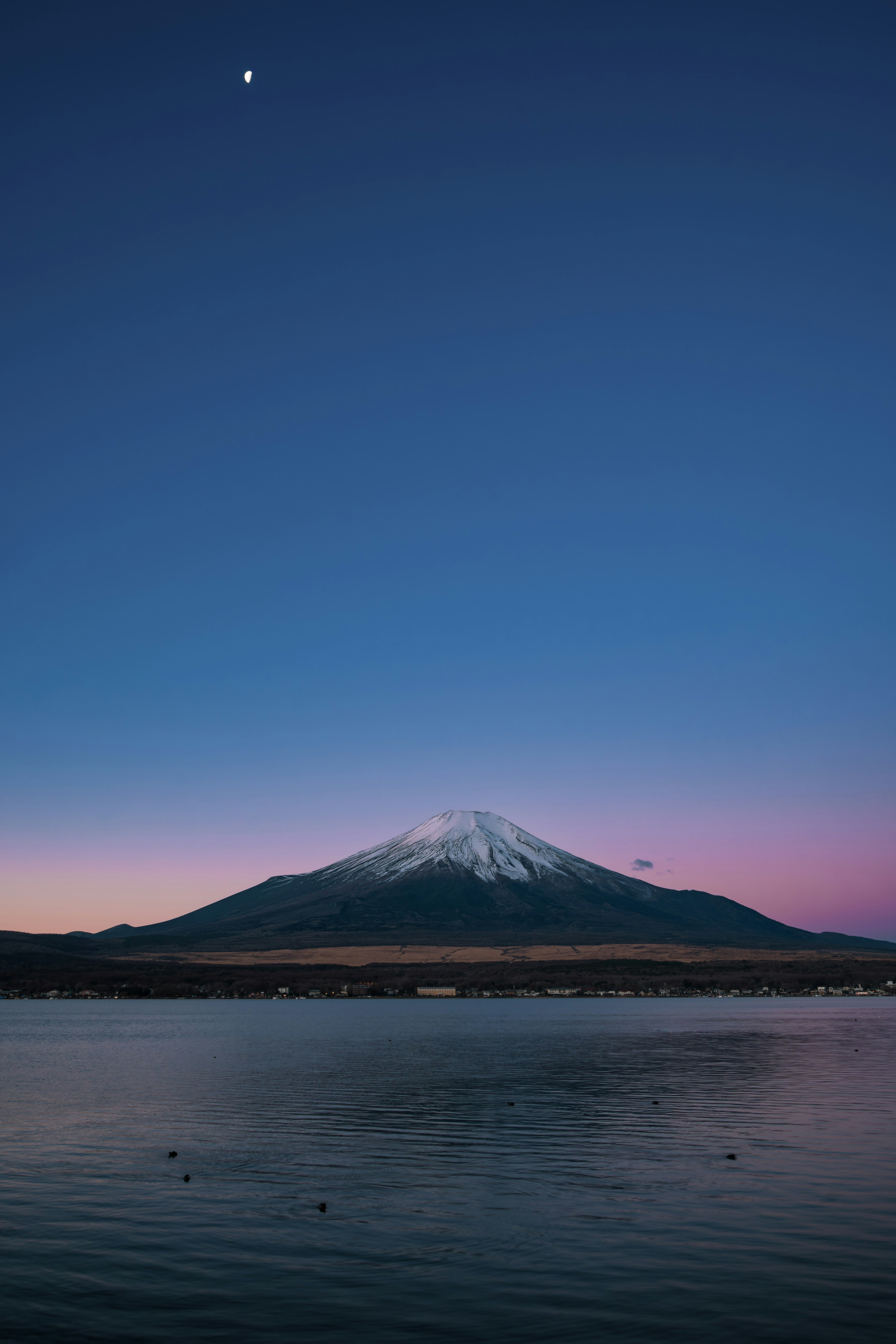 夜明けの山中湖に浮かぶ富士山