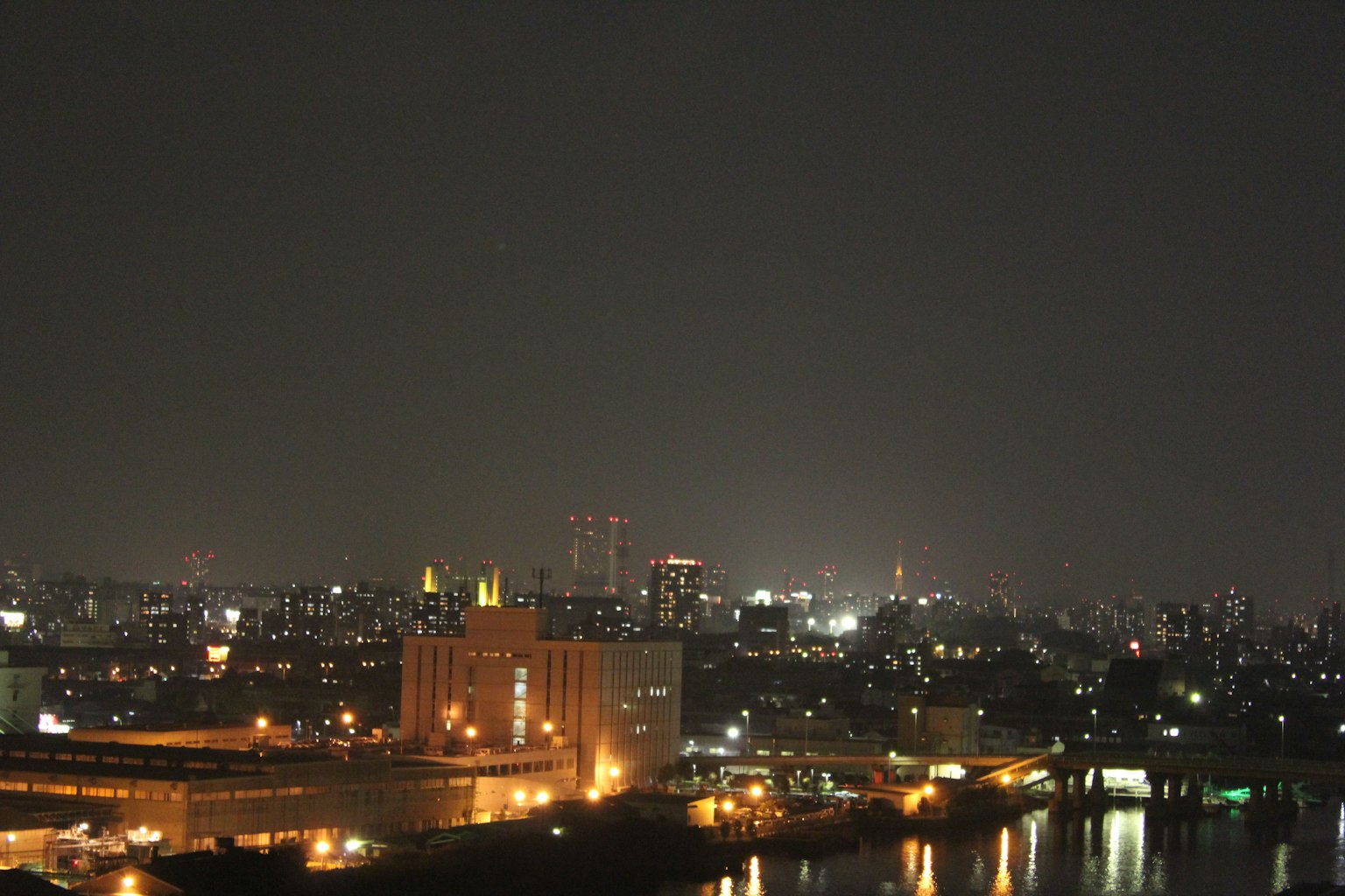 야경 도시 풍경 고층 건물의 불빛과 강의 반사