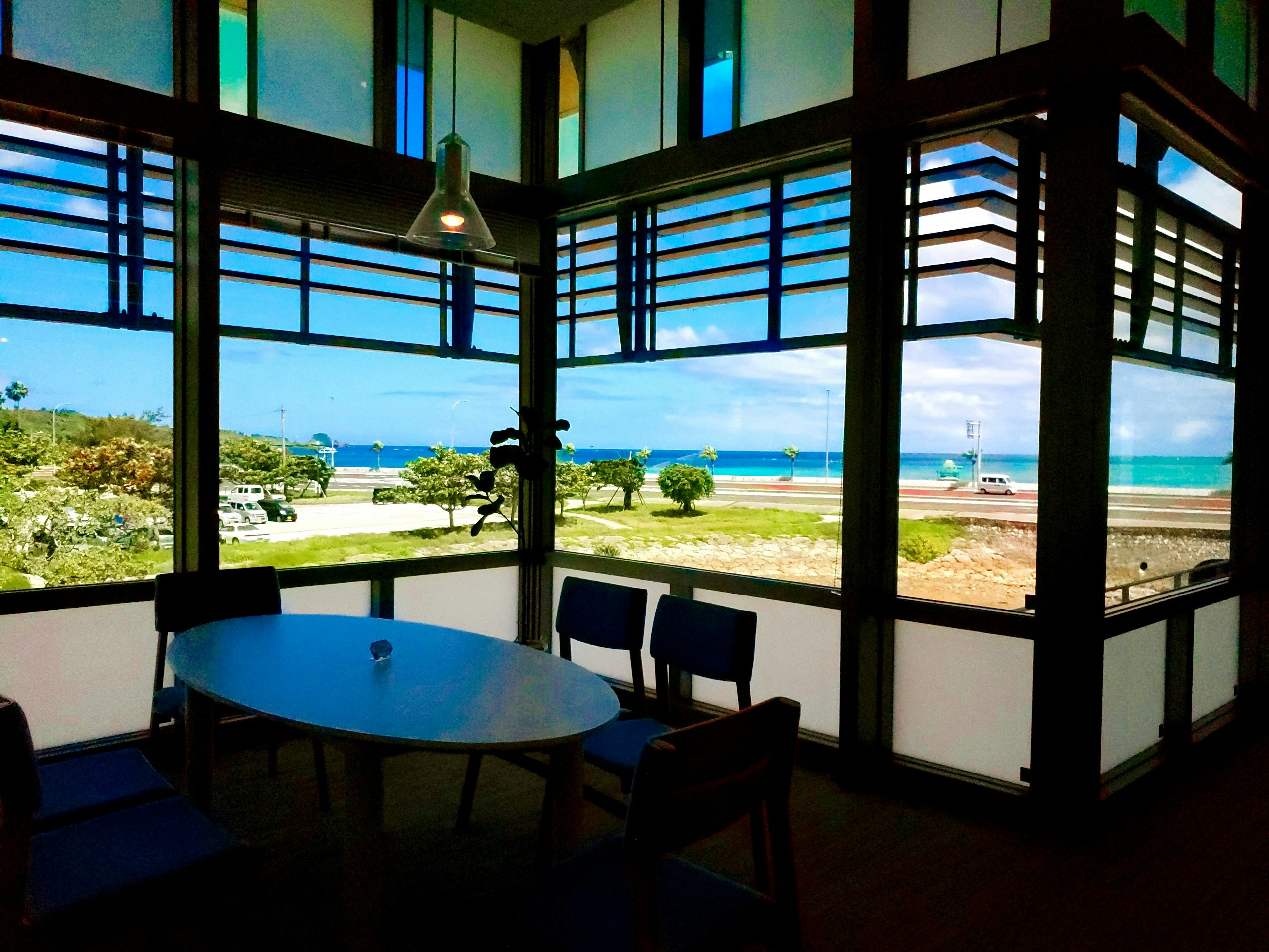 Chambre japonaise avec vue sur la mer bleue et le jardin