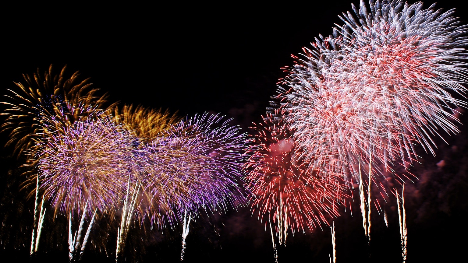 夜空中繽紛的煙火表演