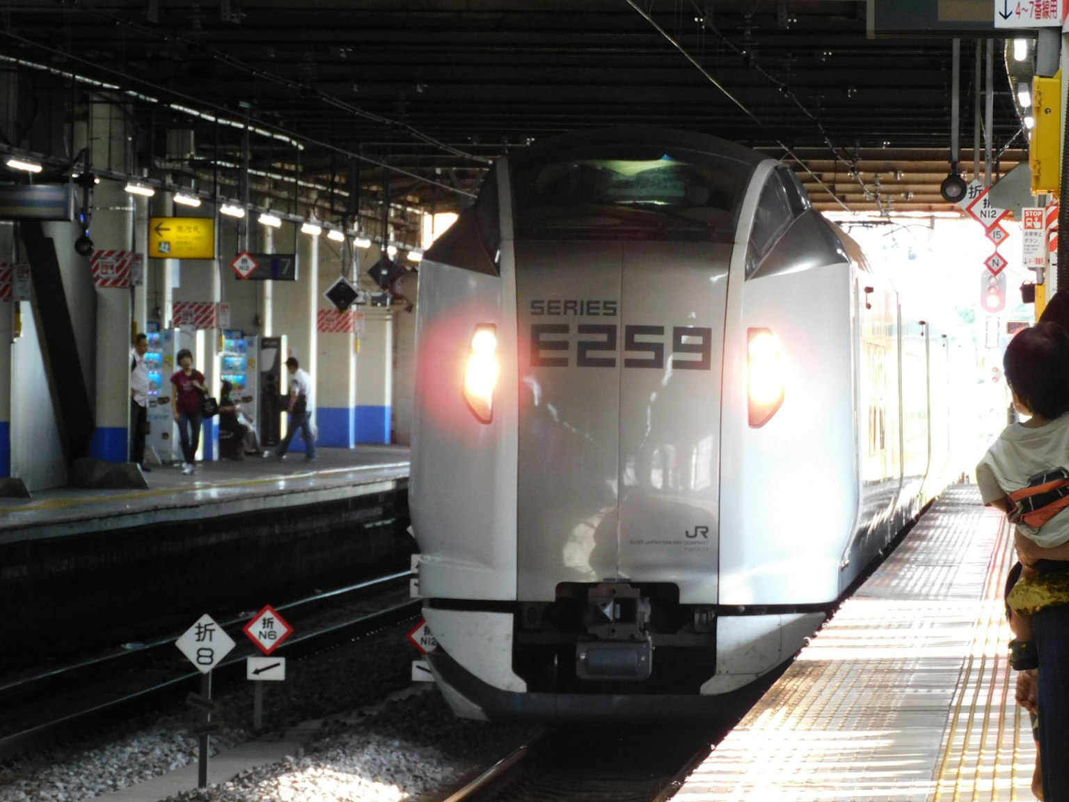 Treno Shinkansen numero 2559 in una stazione con persone nelle vicinanze