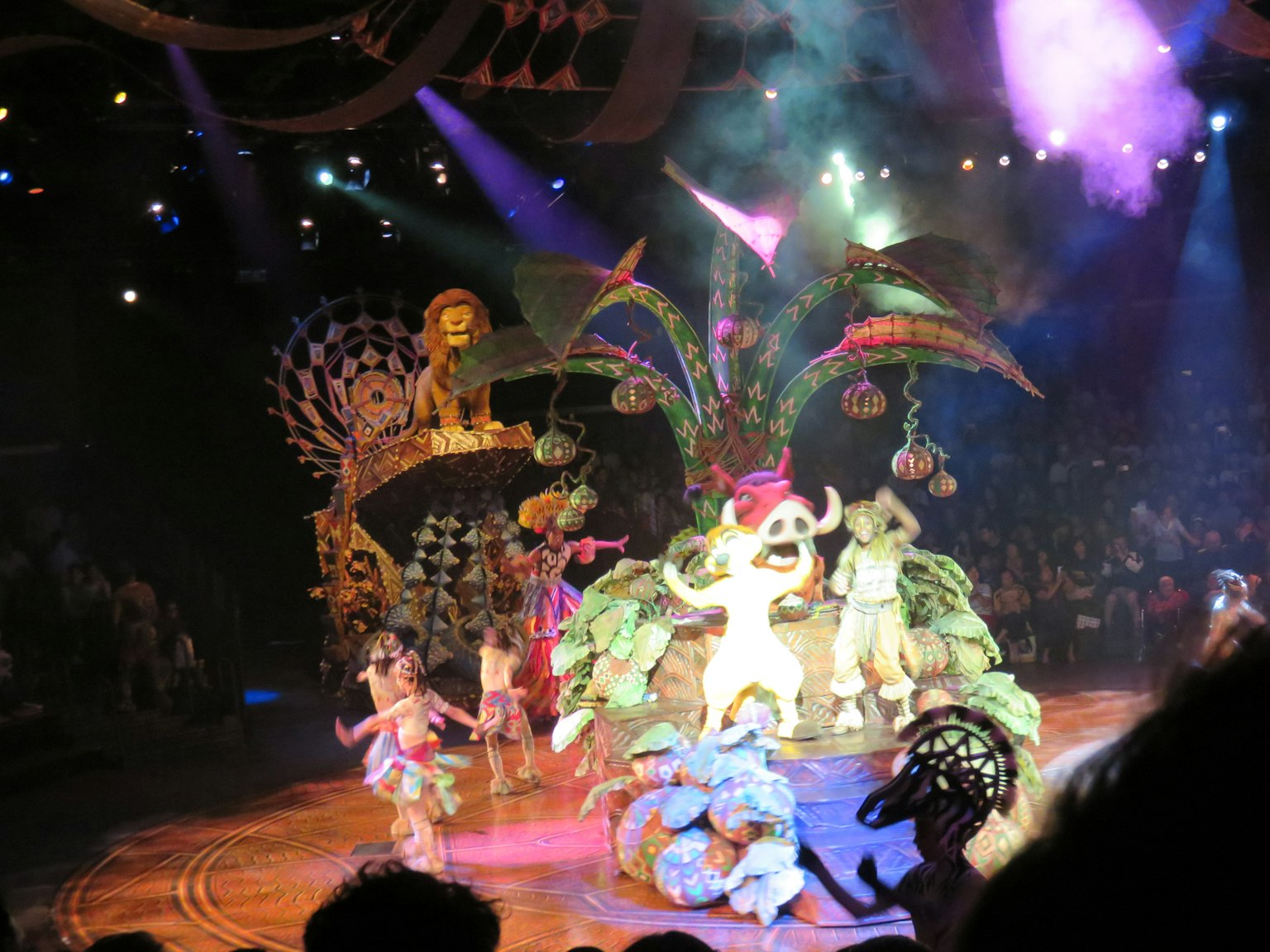 ตัวละครสีสันสดใสแสดงบนเวทีด้วยเครื่องแต่งกายสดใส