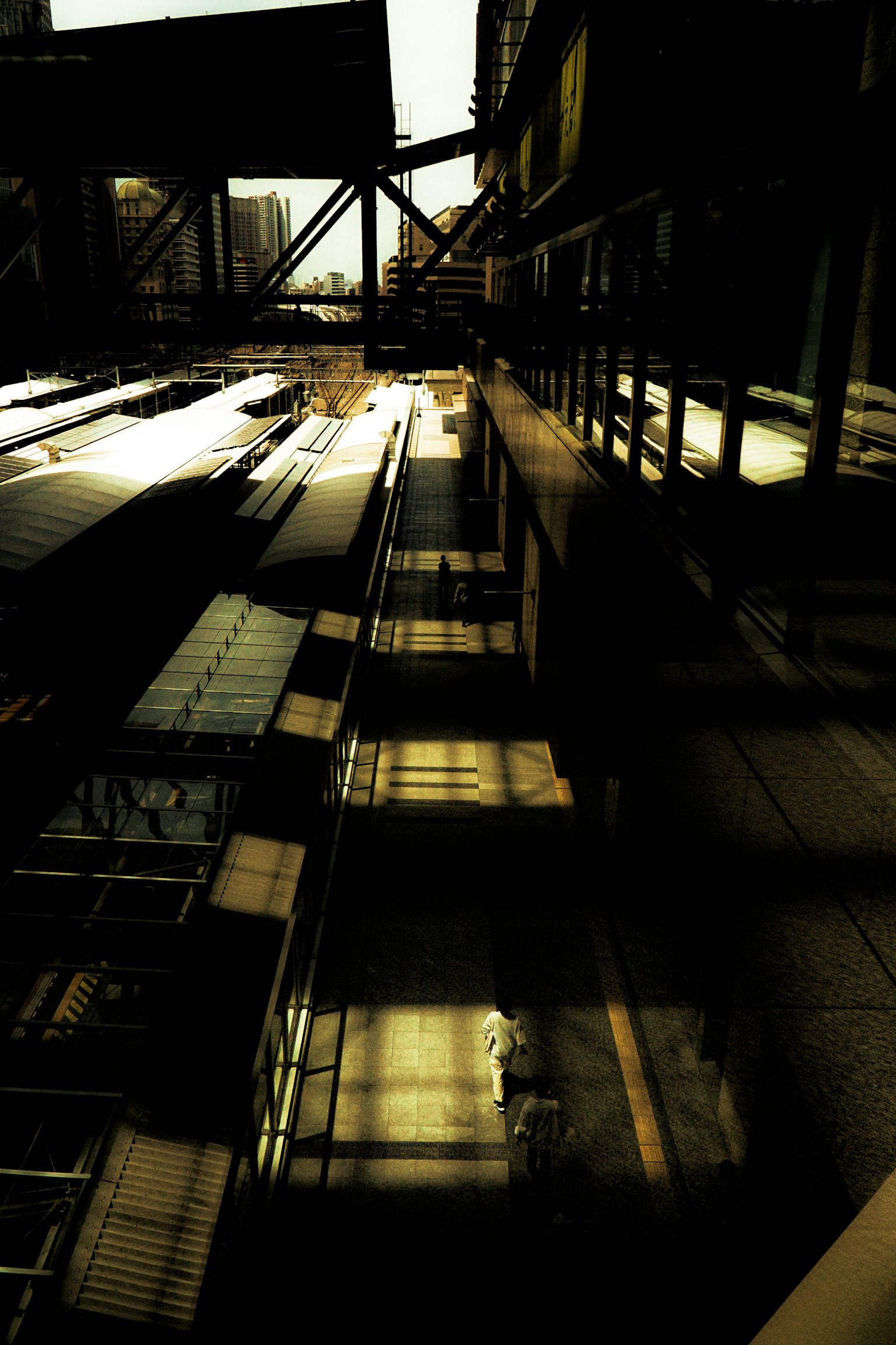 Paesaggio industriale con luci e ombre incrociate