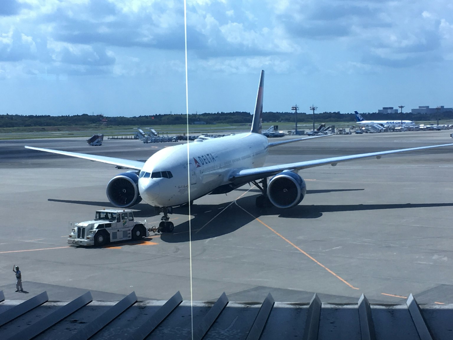 Aereo passeggeri parcheggiato sulla pista dell'aeroporto