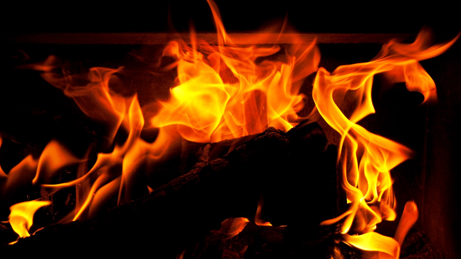 Immagine impressionante di fiamme con colori vivaci e movimento