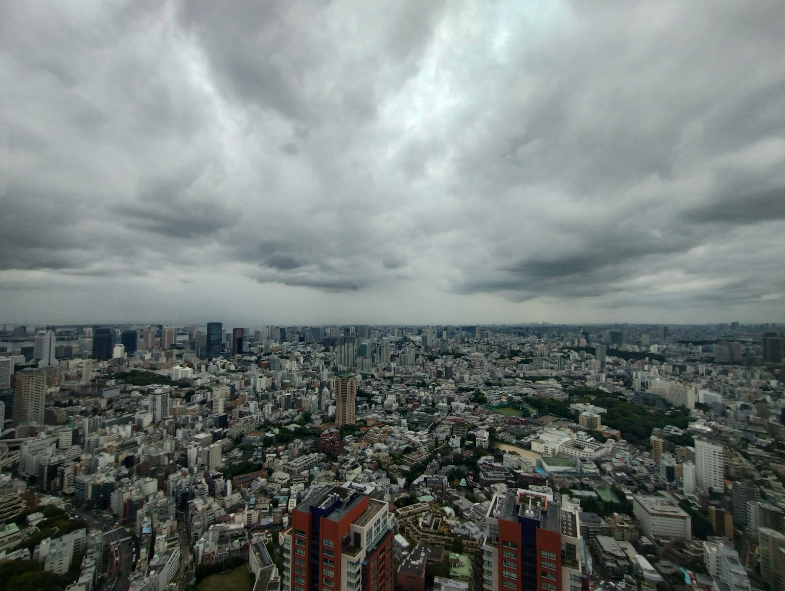 Pemandangan panorama cakrawala Tokyo di bawah langit mendung