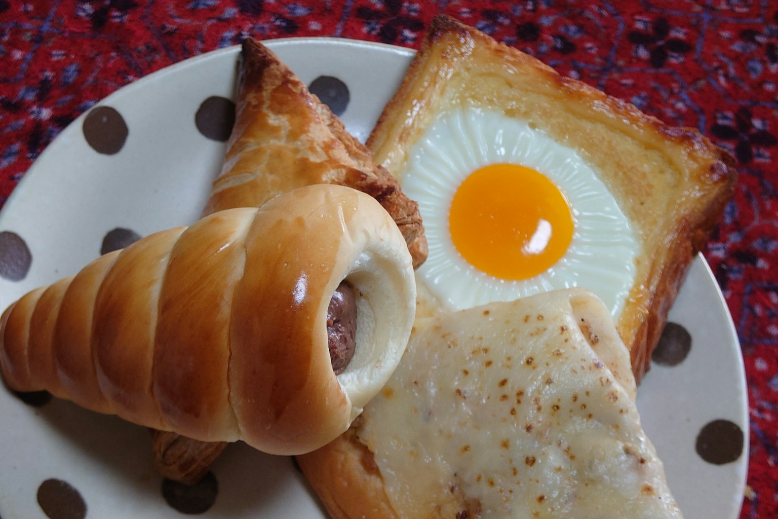 맛있는 아침 식사 접시에 페이스트리와 계란이 담겨 있다