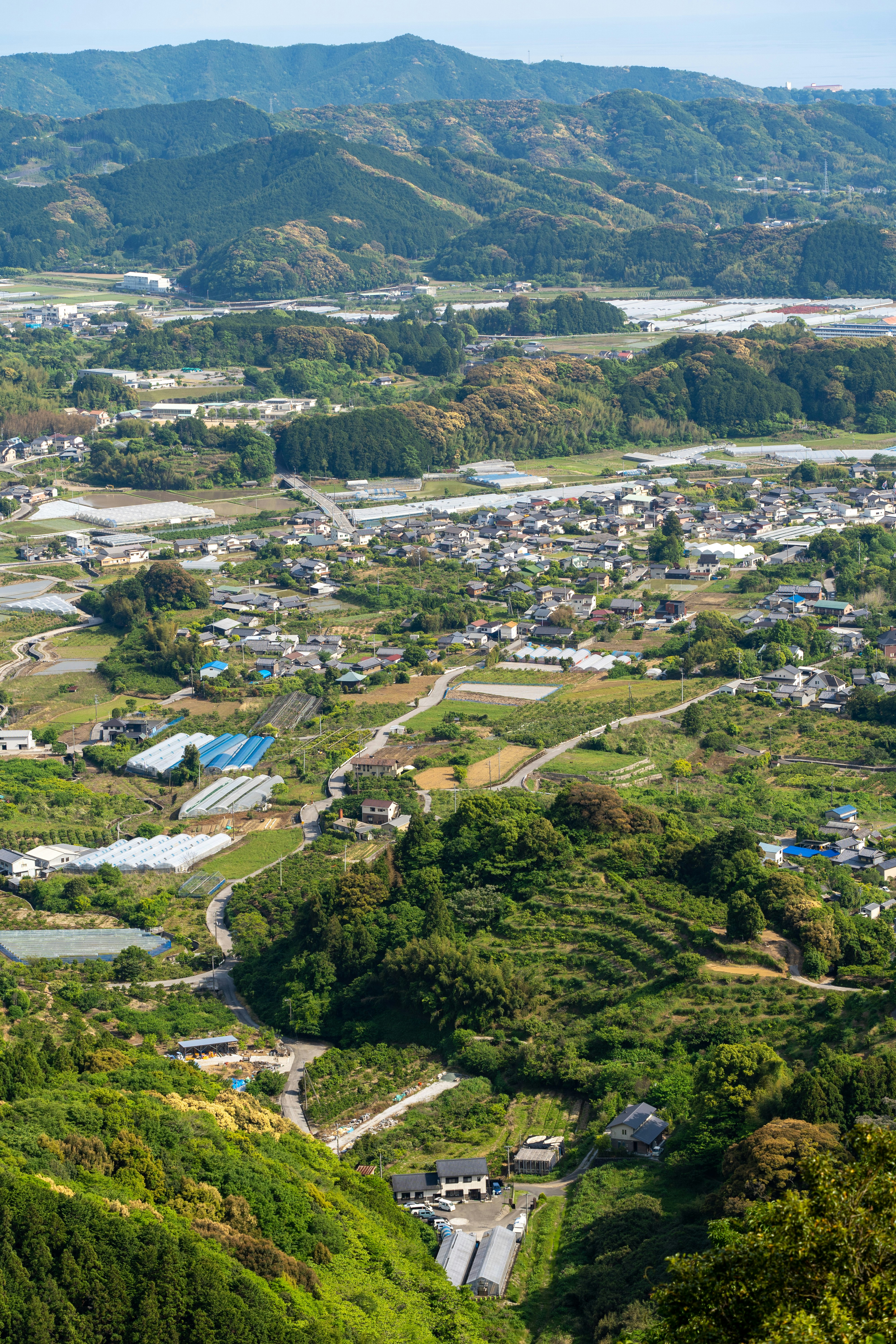 山あいの集落と田畑が広がる高台からの眺め