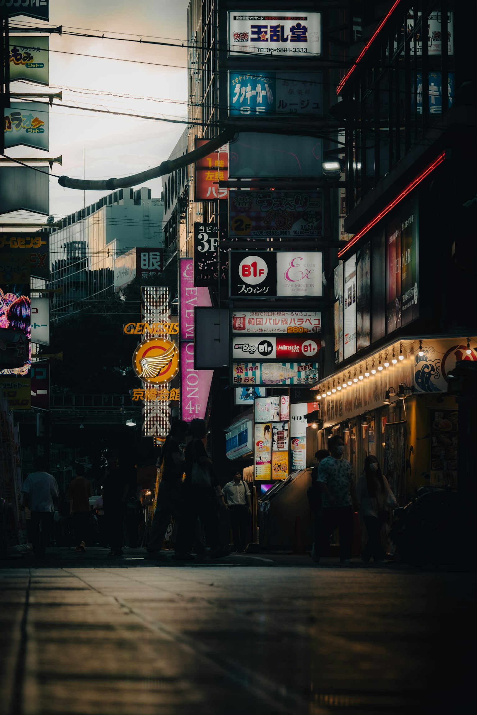 Escena urbana ocupada de noche con personas y letreros de neón vibrantes
