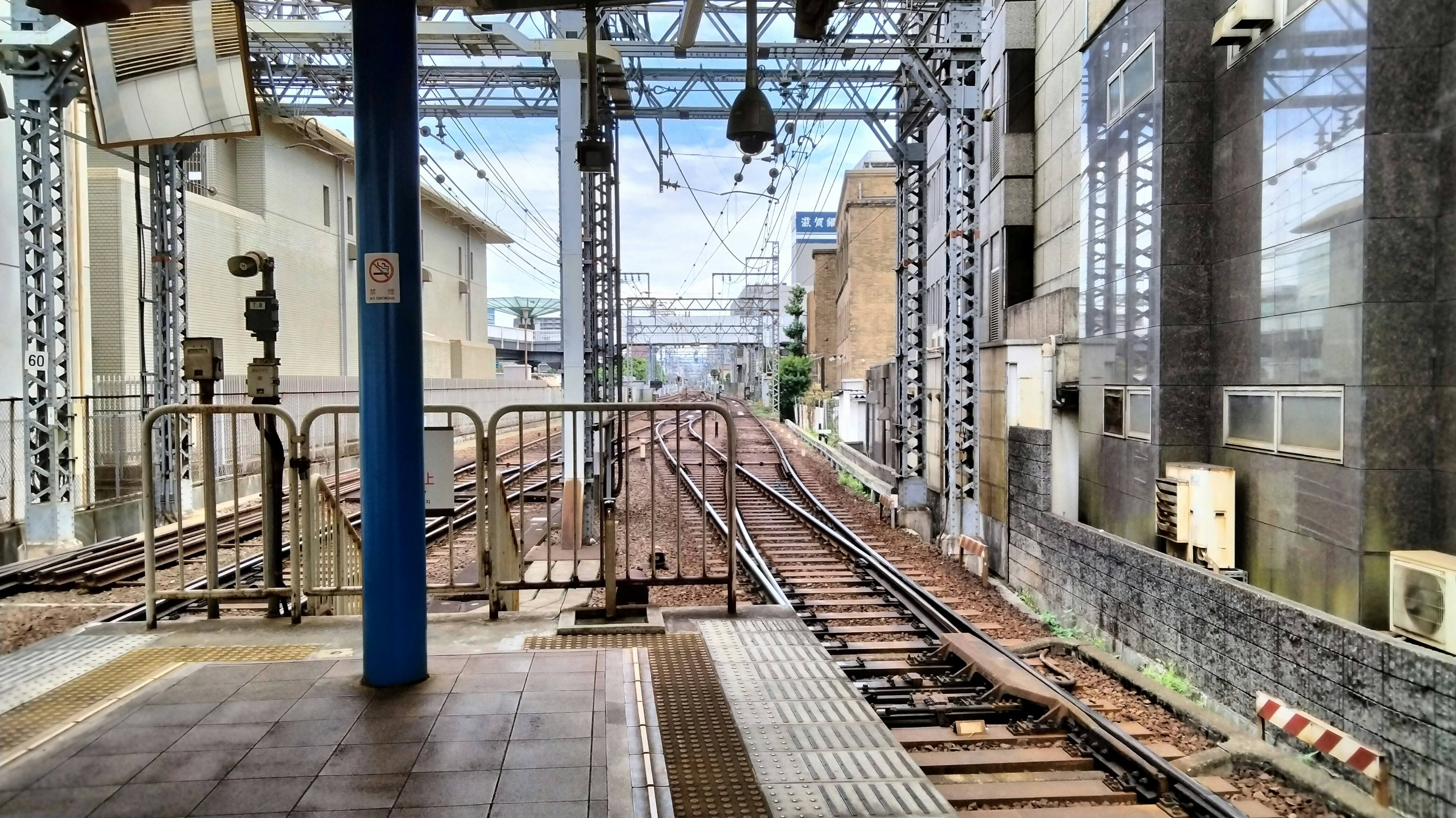 火车站站台与架空接触网和铁轨