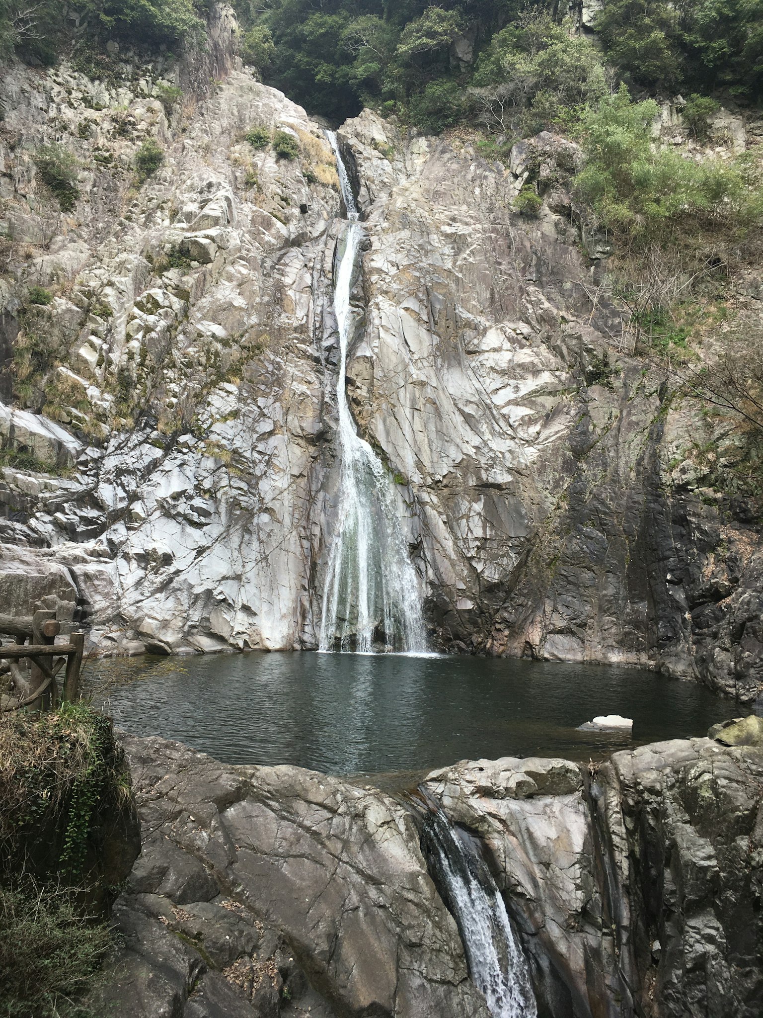 ทิวทัศน์ที่สวยงามของน้ำตกที่ไหลตกจากหิน
